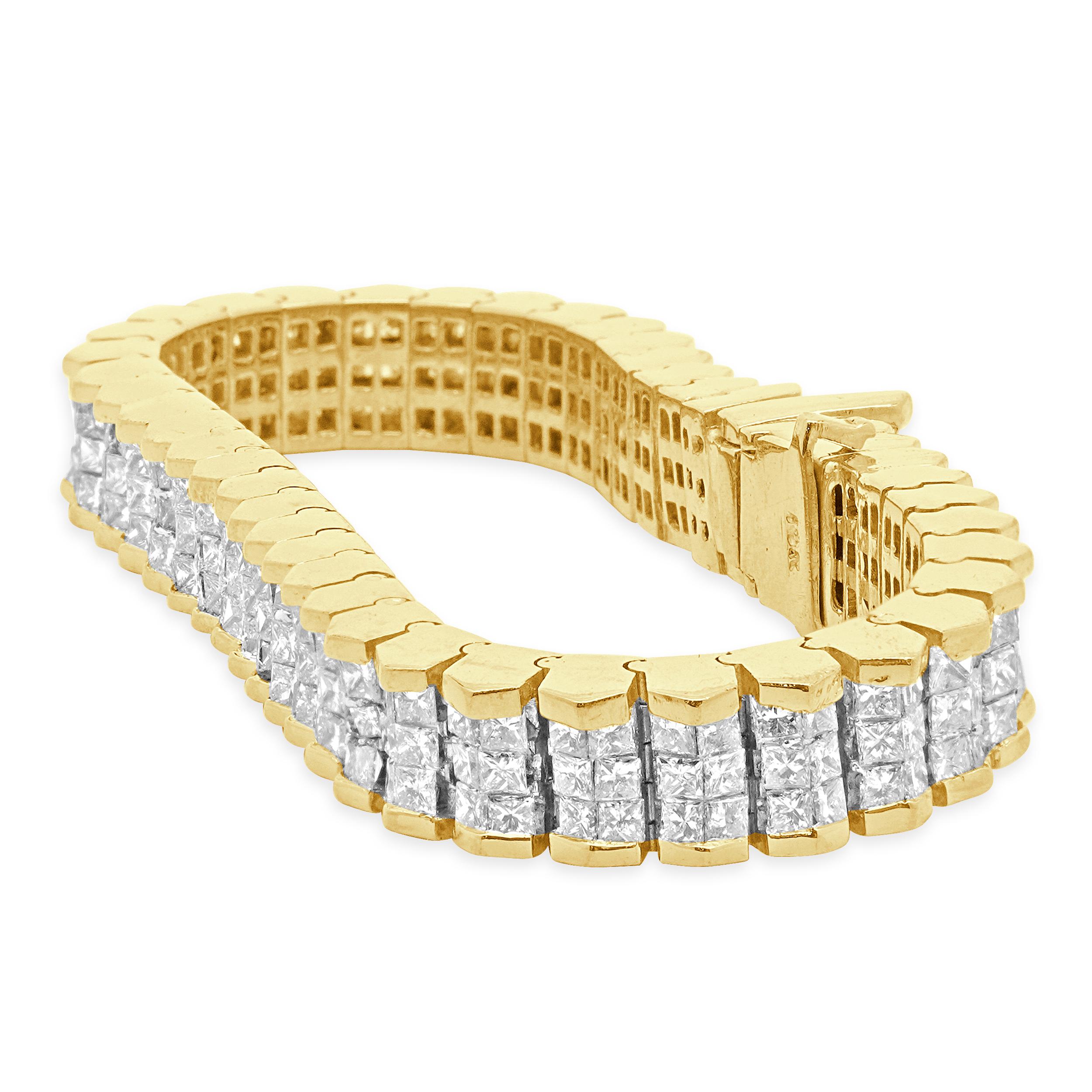 Designer : design personnalisé
Matériau : Or jaune 18K
Diamant : taille princesse = 13.20cttw
Couleur : G / H
Clarté : SI2-I3
Dimensions : le bracelet convient à un poignet de 6.25 pouces maximum.
Poids : 48,08 grammes