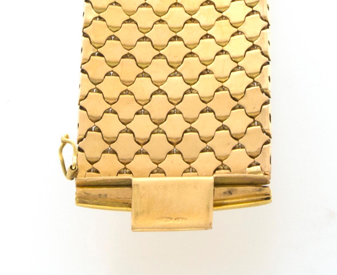 Modern 18 Karat Yellow Gold Iridium Accented Waved Diamond Shaped Link Bracelet For Sale