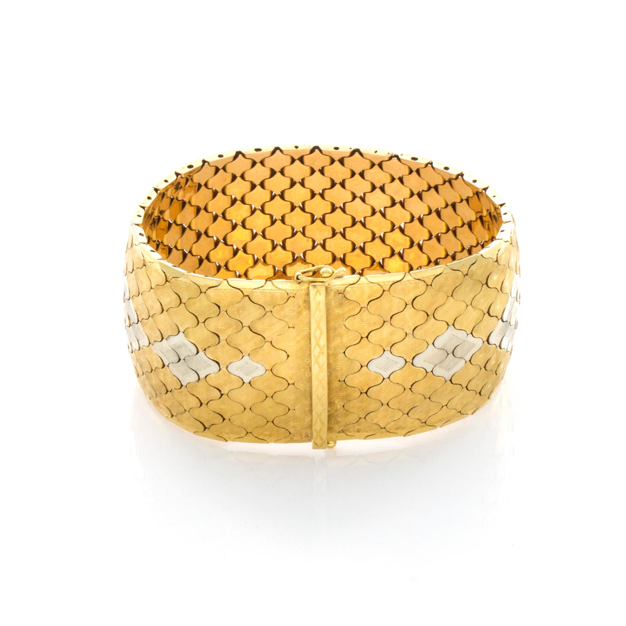 Women's or Men's 18 Karat Yellow Gold Iridium Accented Waved Diamond Shaped Link Bracelet For Sale
