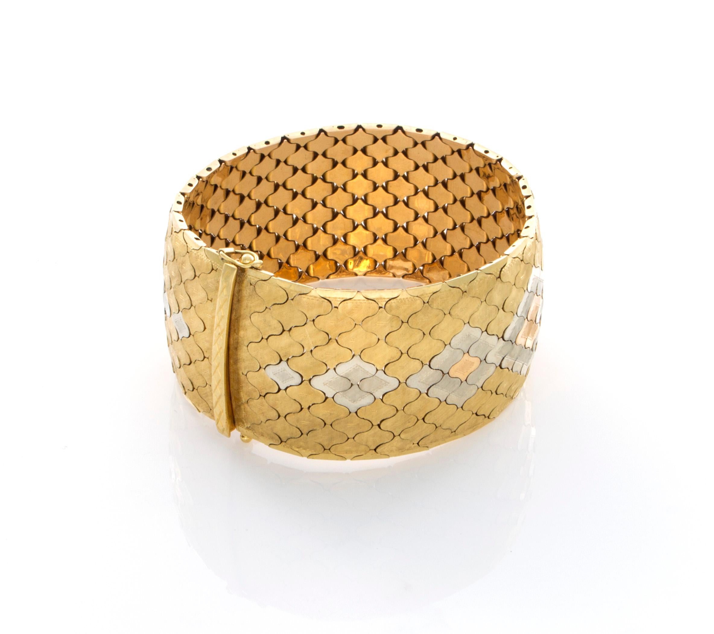 18 Karat Yellow Gold Iridium Accented Waved Diamond Shaped Link Bracelet For Sale 1