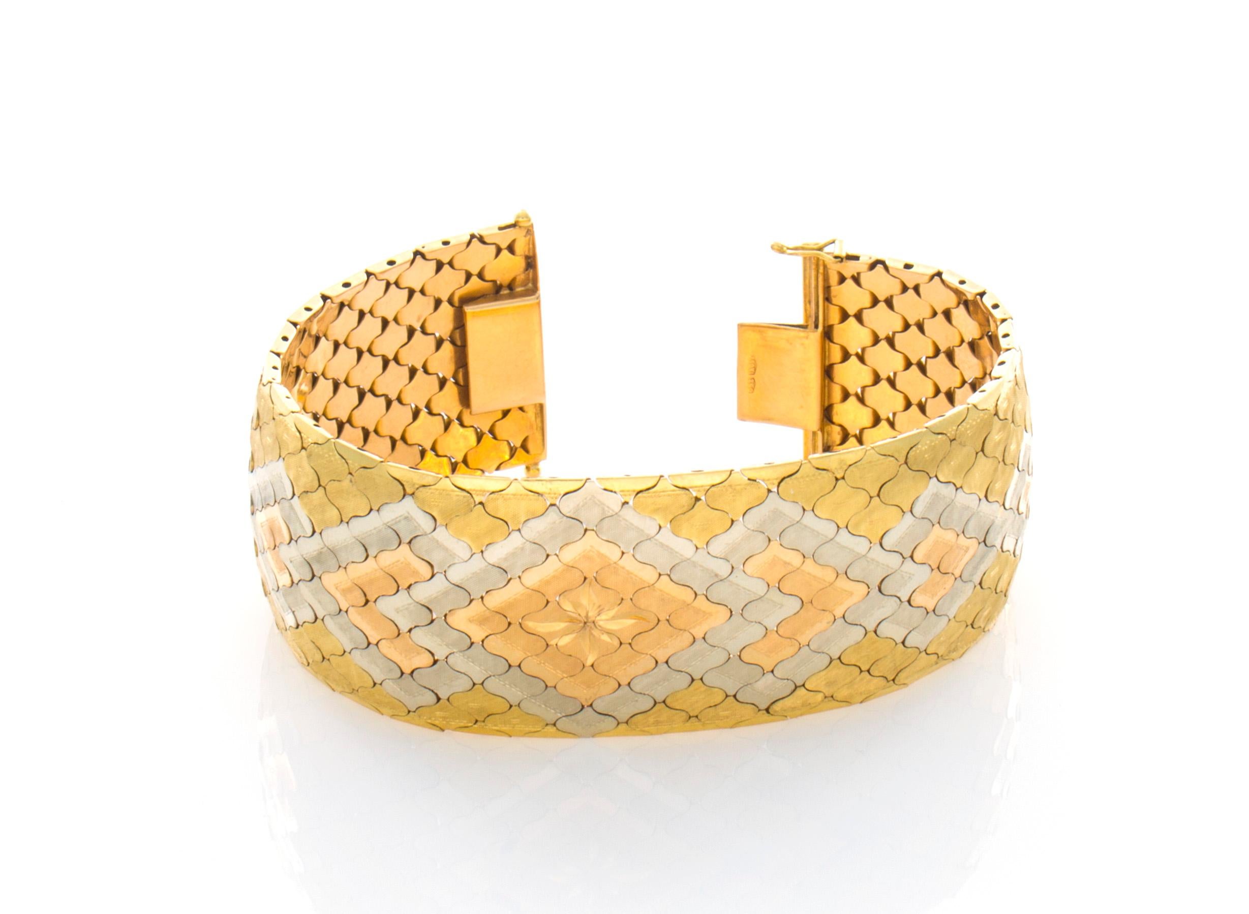 18 Karat Yellow Gold Iridium Accented Waved Diamond Shaped Link Bracelet For Sale 2