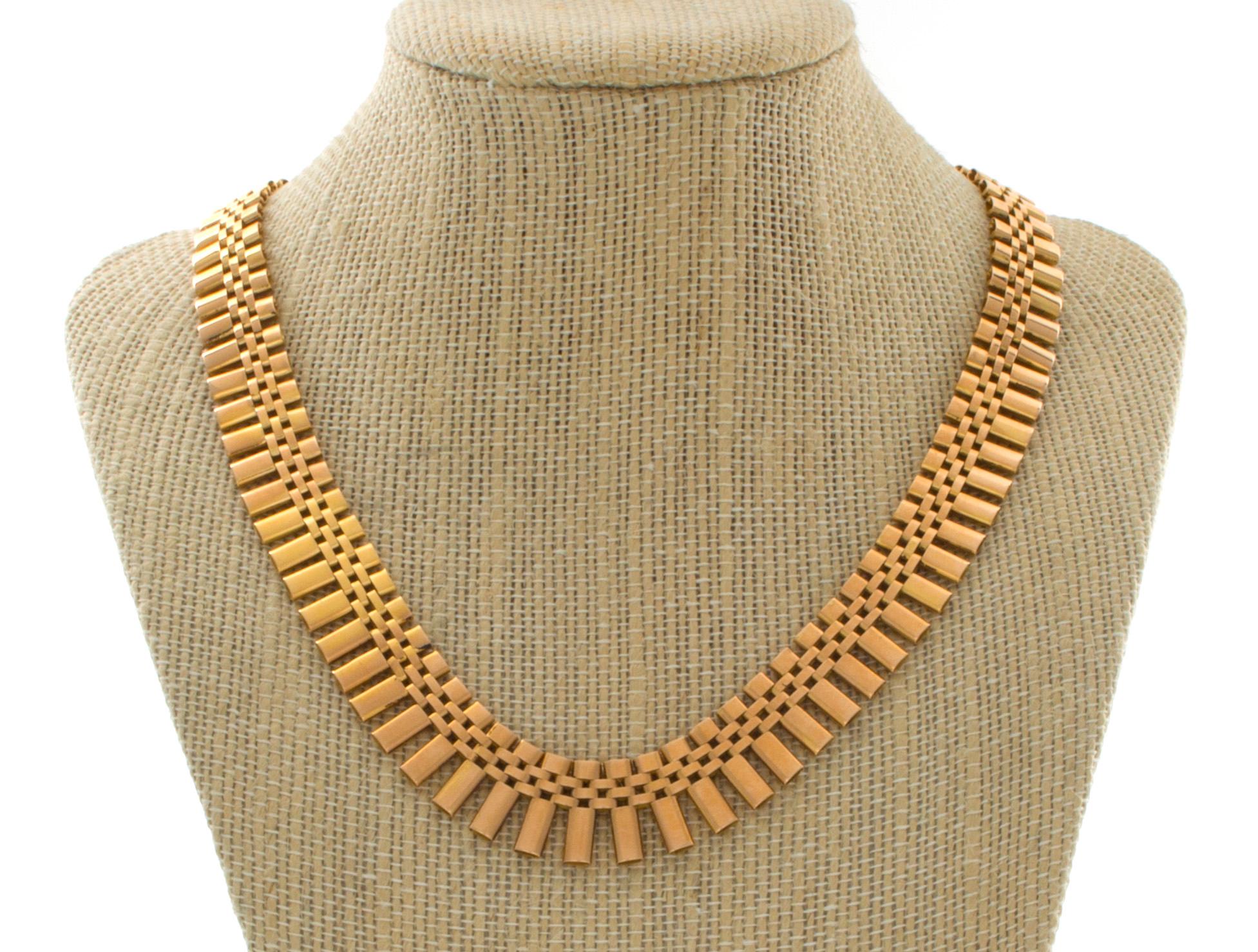 Italian 18 karat link necklace with the Assay marks 750 (18 Karat Gold) and the makers mark 8 VI (Unknown Maker from Vicenza) both in elongated hexagons which were used from 1944-1968. The links are made up of long oval links joined by three rows of