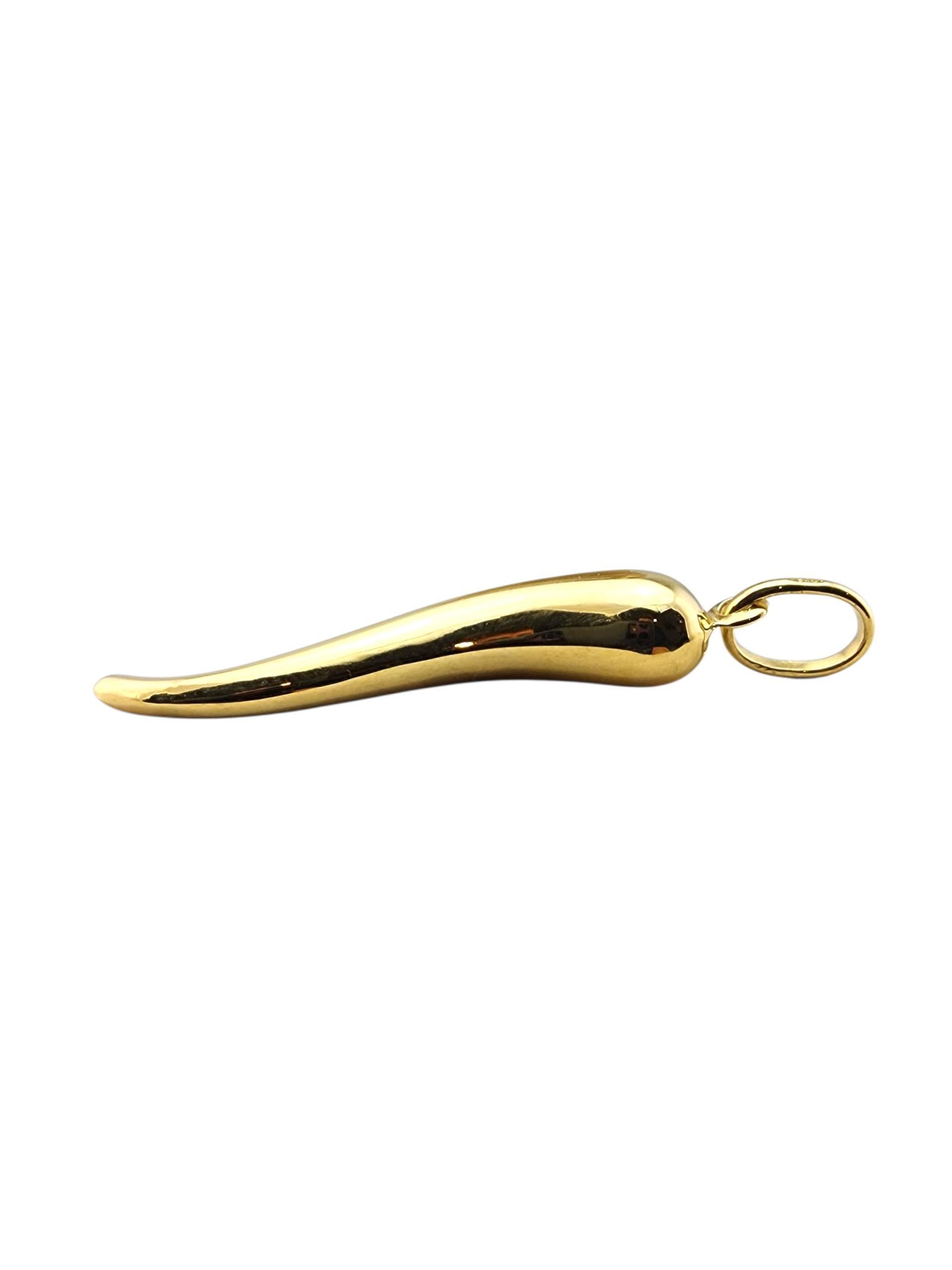 Pendentif en or jaune 18k en corne italienne -

Ce pendentif en or jaune 18 carats en forme de corne italienne brille par ses courbes élégantes, un symbole classique de bonne chance qui ajoute à la fois de l'élégance et un style audacieux à votre