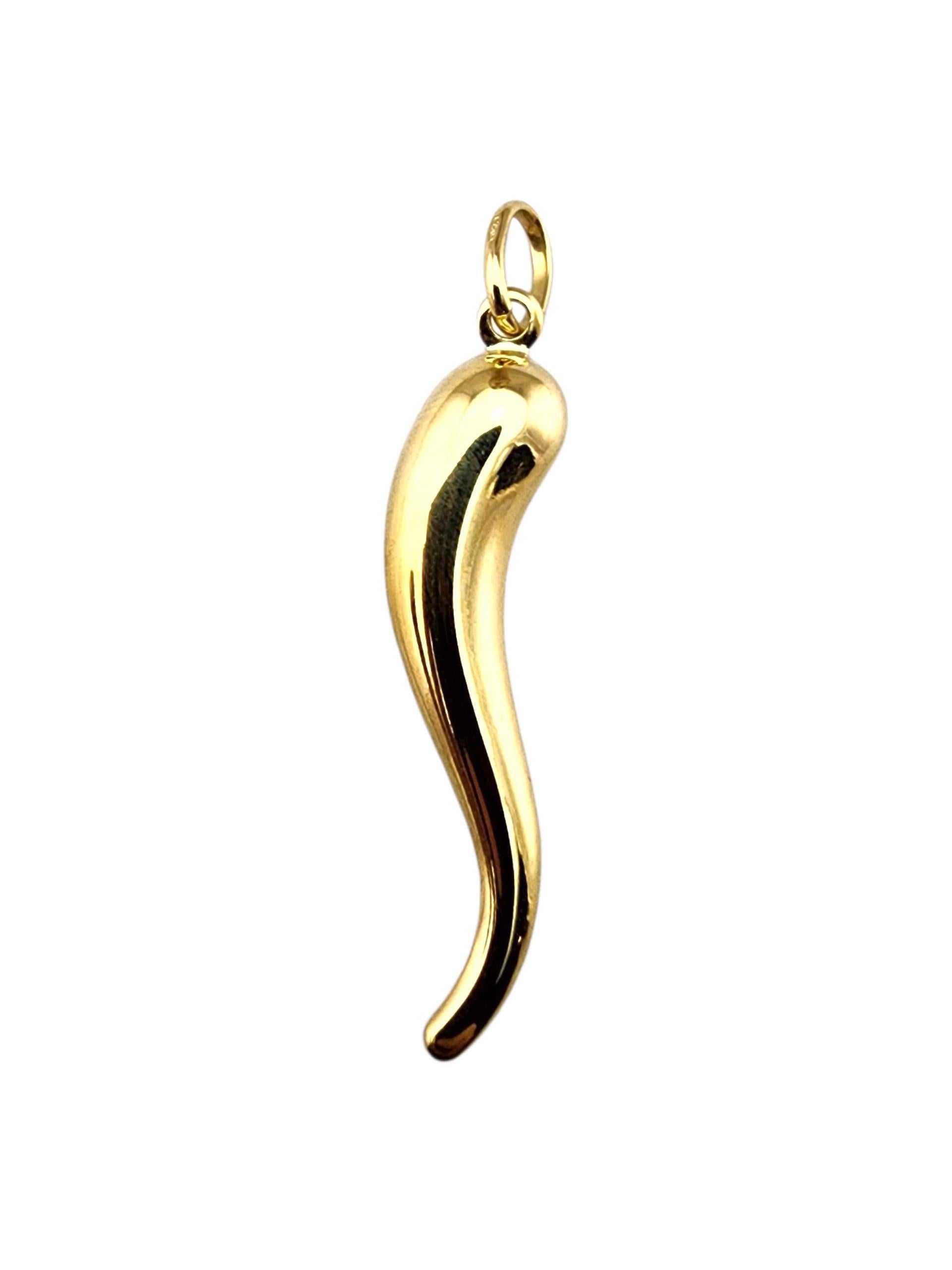 Contemporain Pendentif en or jaune 18 carats en corne italienne #23180 en vente