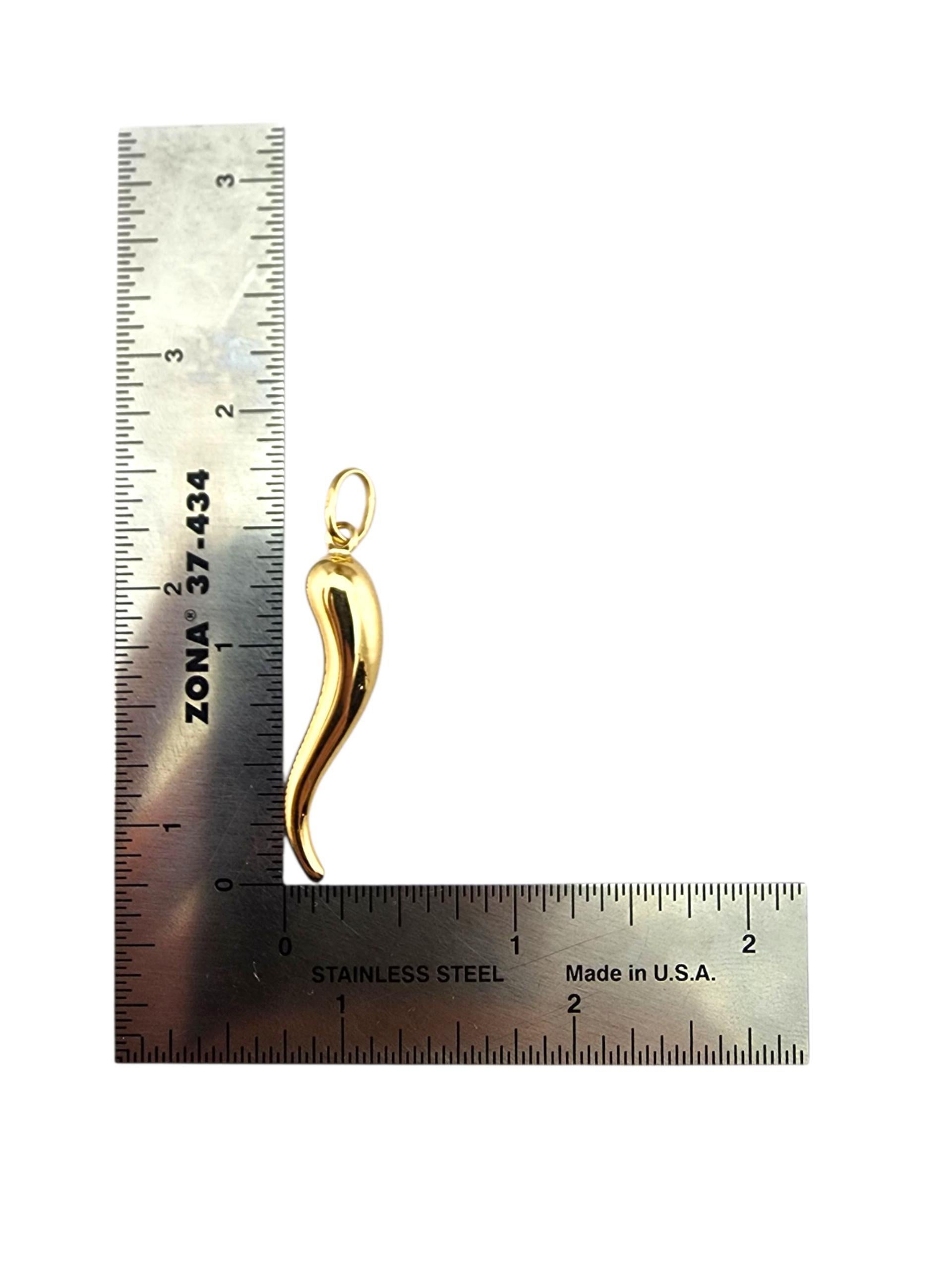 Pendentif en or jaune 18 carats en corne italienne #23180 en vente 3