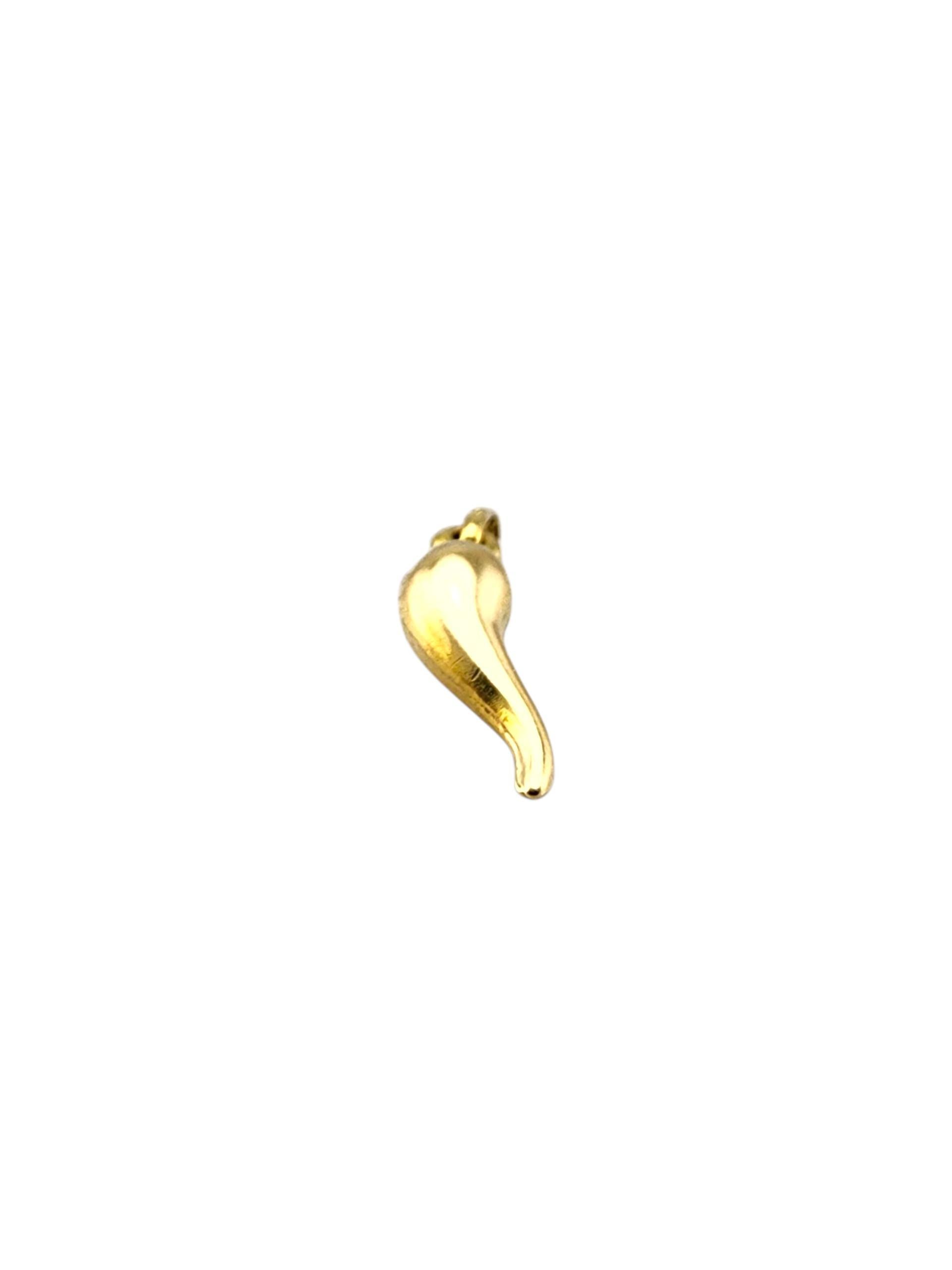 Pendentif en or jaune 18 carats en corne italienne #23183 en vente 1