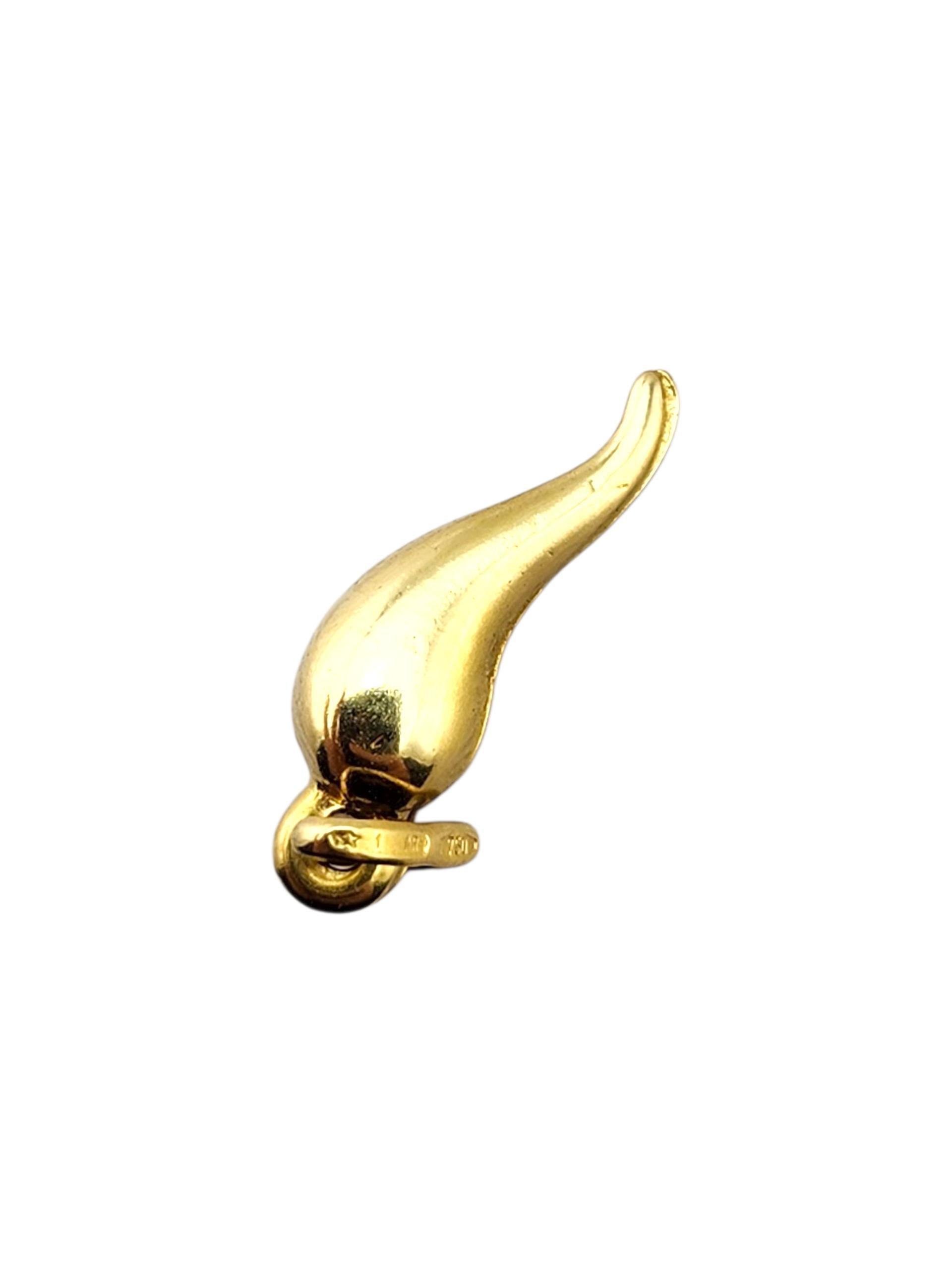 Pendentif en or jaune 18 carats en corne italienne #23183 en vente 2