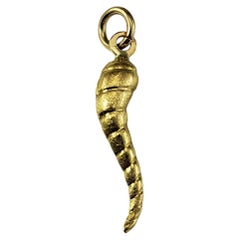 Vintage 18 Karat Yellow Gold Italian Horn Pendant/Charm #19162