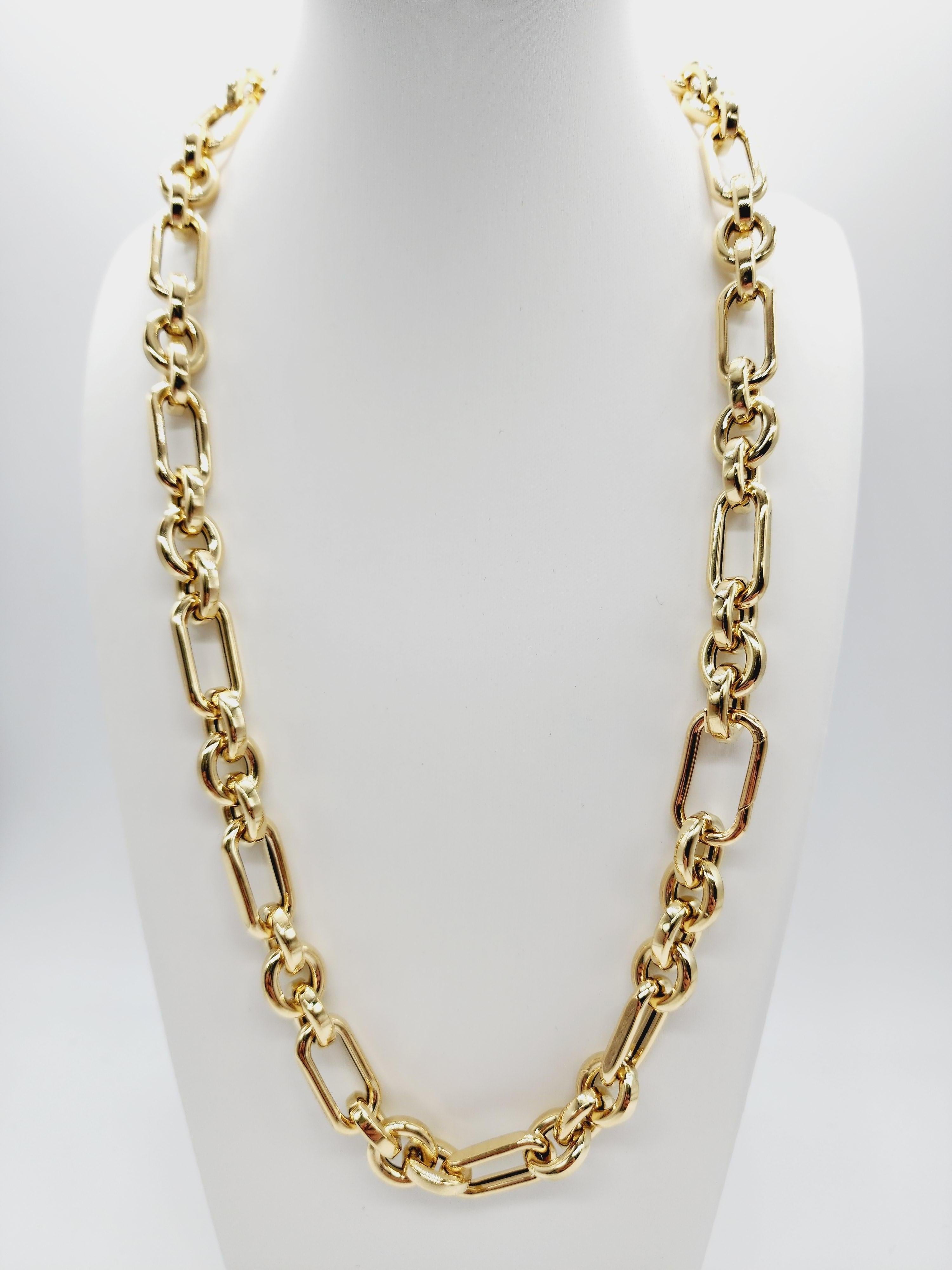 Italienische Designer-Halskette aus 18 Karat Gelbgold. Eine moderne, kantige und zeitlose Halskette.

Glieder: Ca. 10 mm breit
Gewicht: 22'' Länge ist ca. 39,70 Gramm
Hohle gelbe Kette 18K Gelbgold. 
Geringes Gewicht, leicht zu tragen.