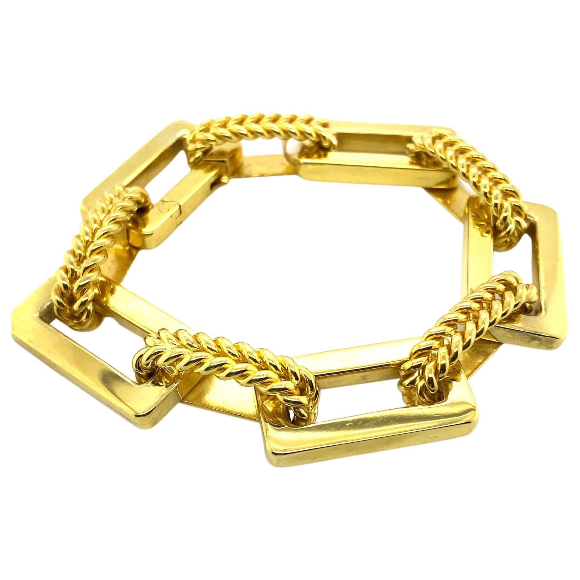 18 Karat Yellow Gold Italian Rectangular and Woven Link Bracelet In Excellent Condition For Sale In QLD , AU