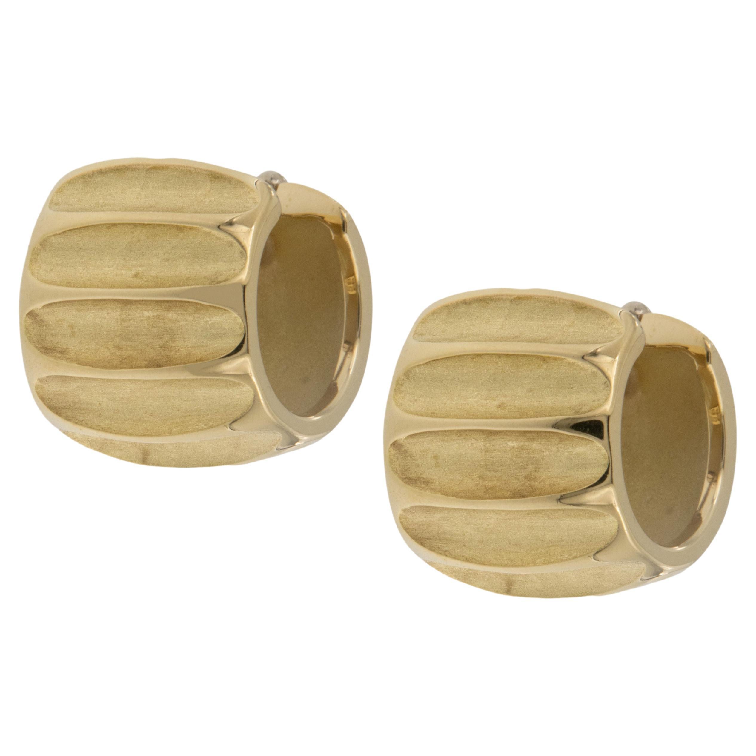 Mini pendientes de aro anchos acanalados italianos de oro amarillo de 18 quilates