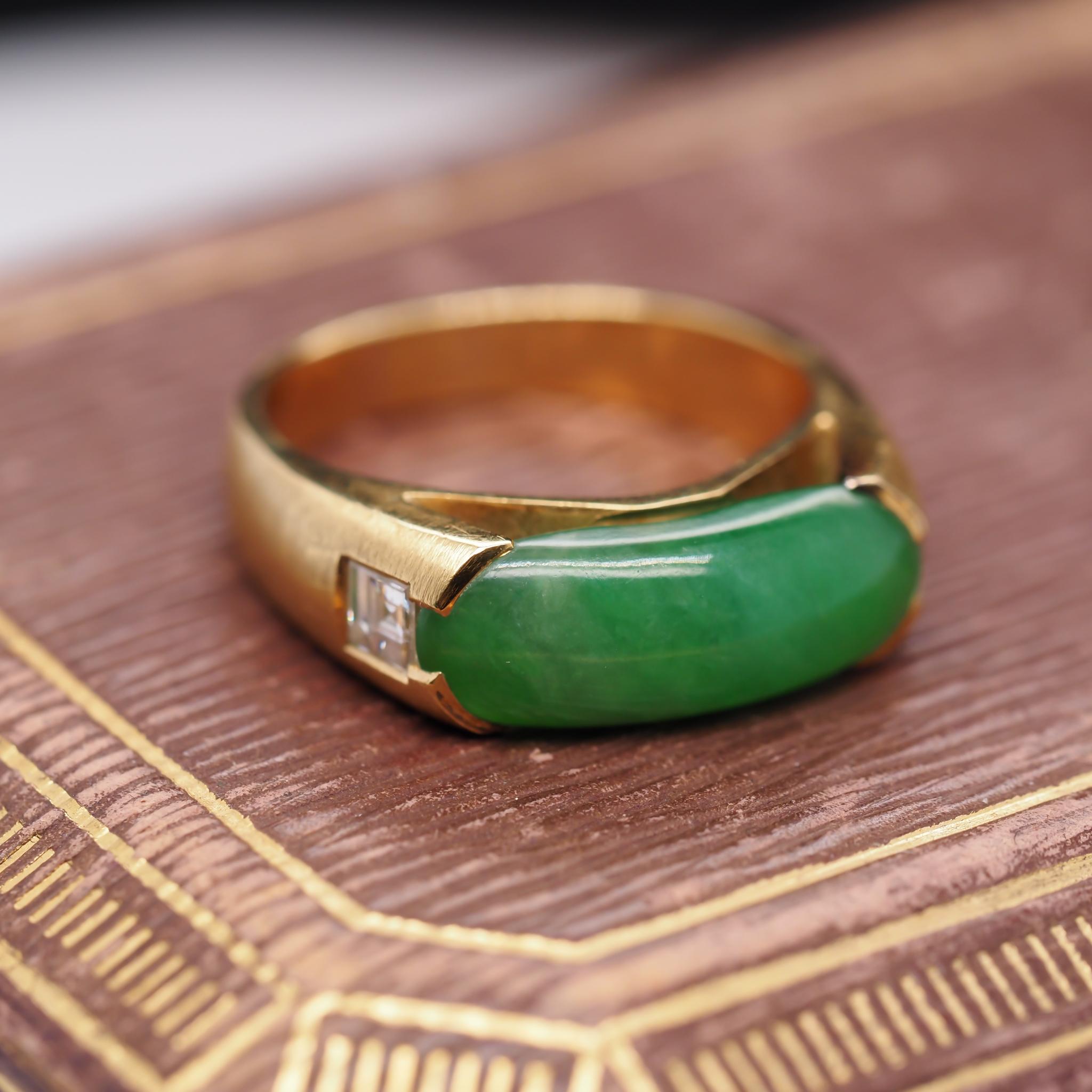 Contemporary 18 Karat Yellow Gold Jade and Carre Cut Diamond Ring VHK#544