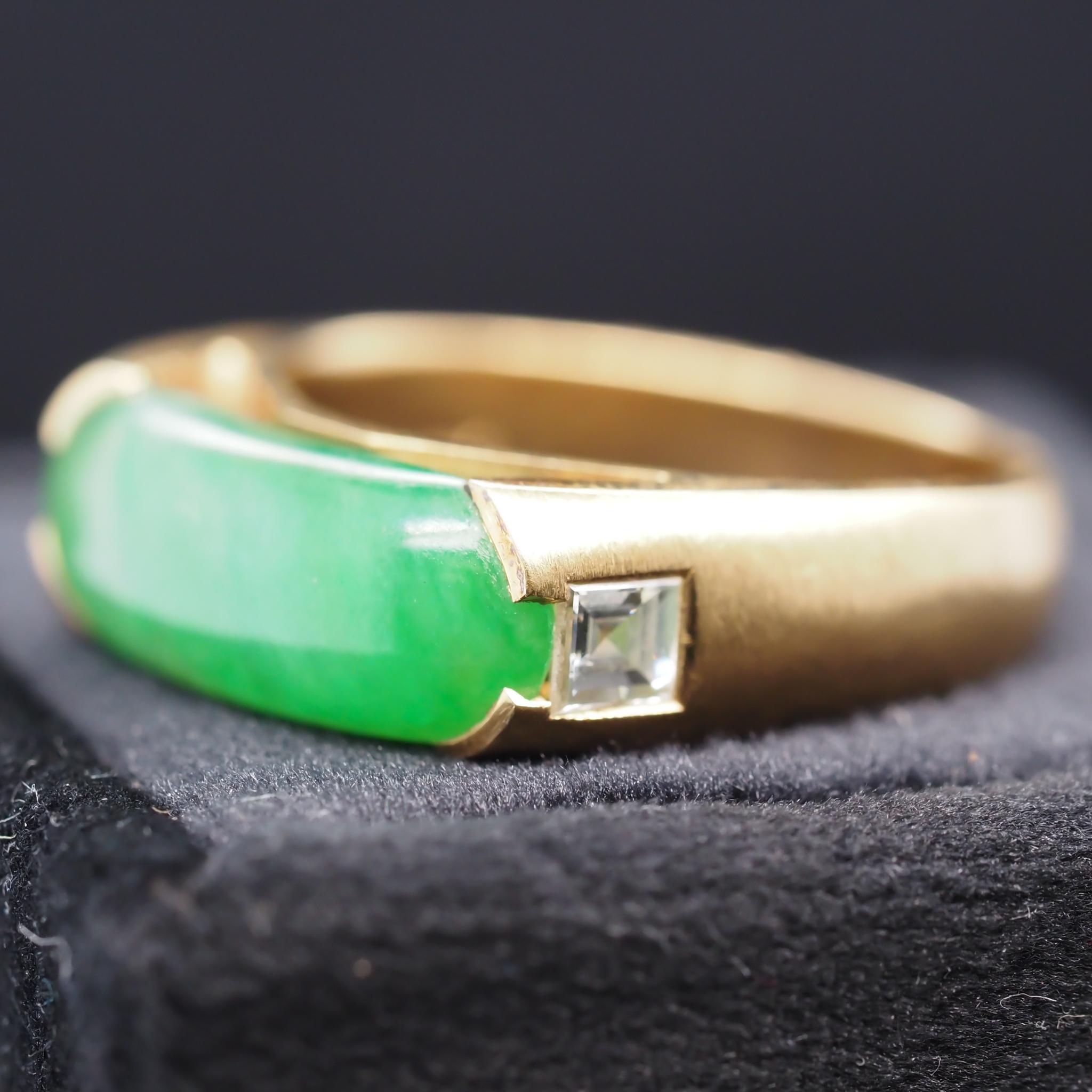 Women's or Men's 18 Karat Yellow Gold Jade and Carre Cut Diamond Ring VHK#544