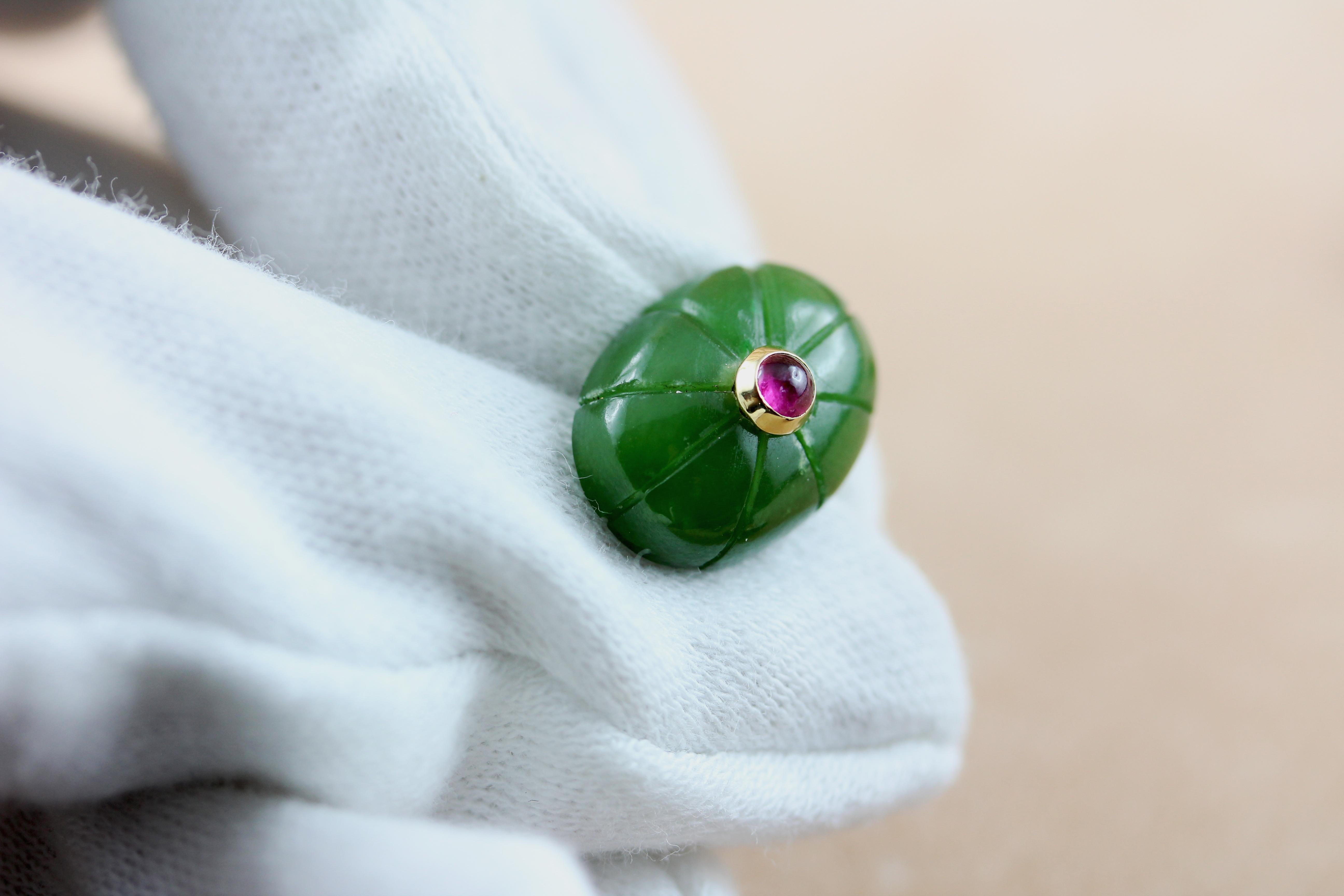 Ces élégants boutons de manchette sont entièrement réalisés en jade. La face de la police a une forme ovale avec une surface lisse et bombée et est ornée au centre d'un rubis cabochon, tandis que la tige à l'arrière est en or jaune 18 carats.
Le bar