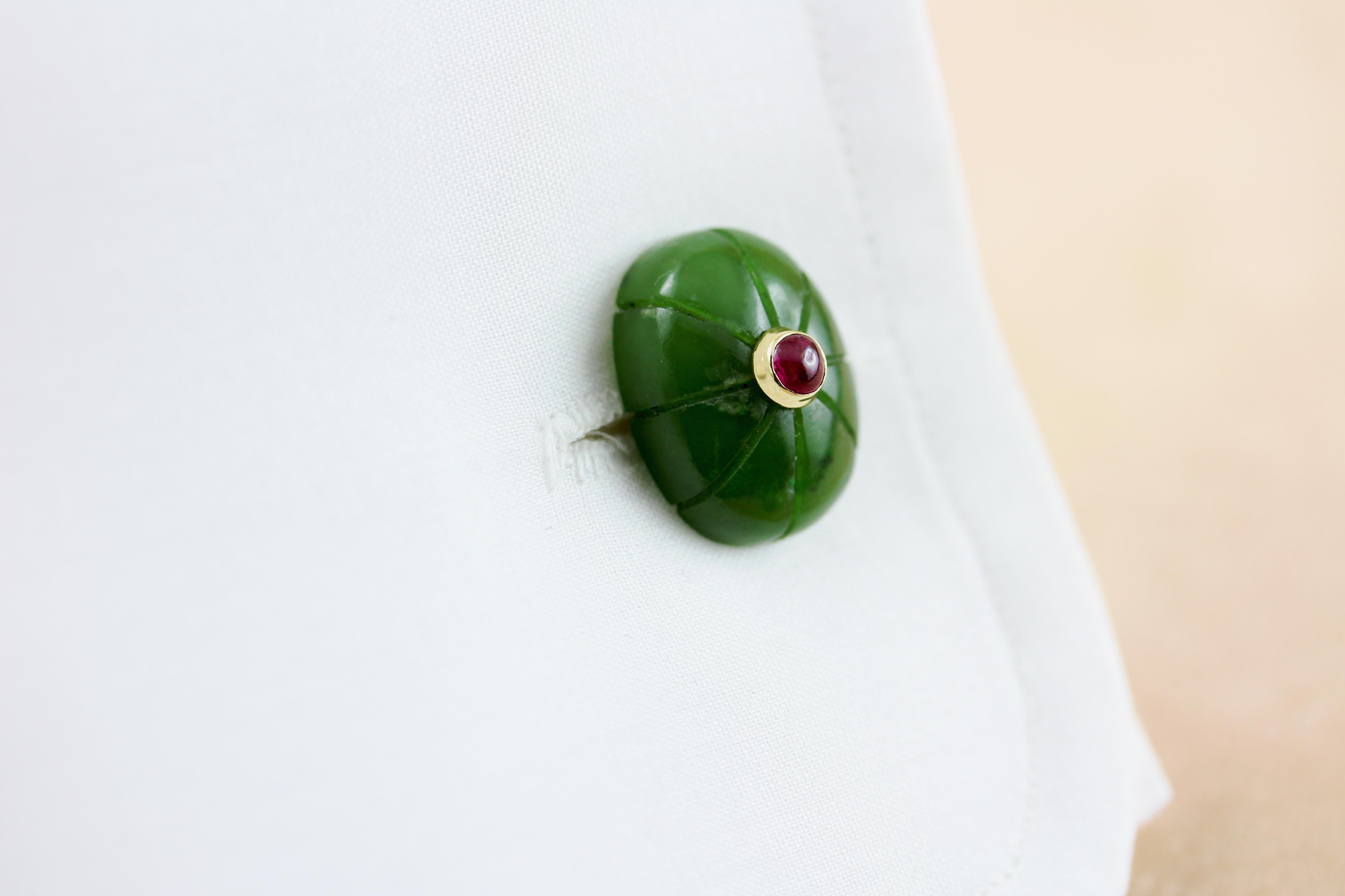 Taille cabochon Boutons de manchette ovales en or jaune 18 carats, jade et rubis en vente