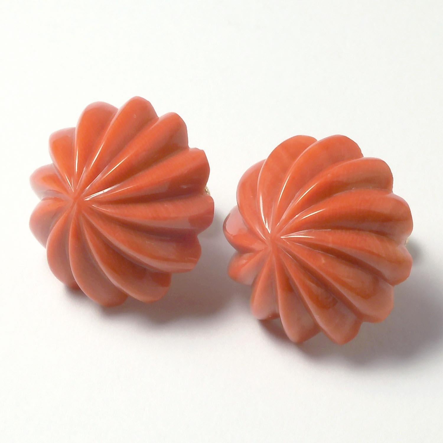 18 Karat Yellow Gold Japanese Momoiro Sang Coral Earrings In Excellent Condition For Sale In Tokyo, JP