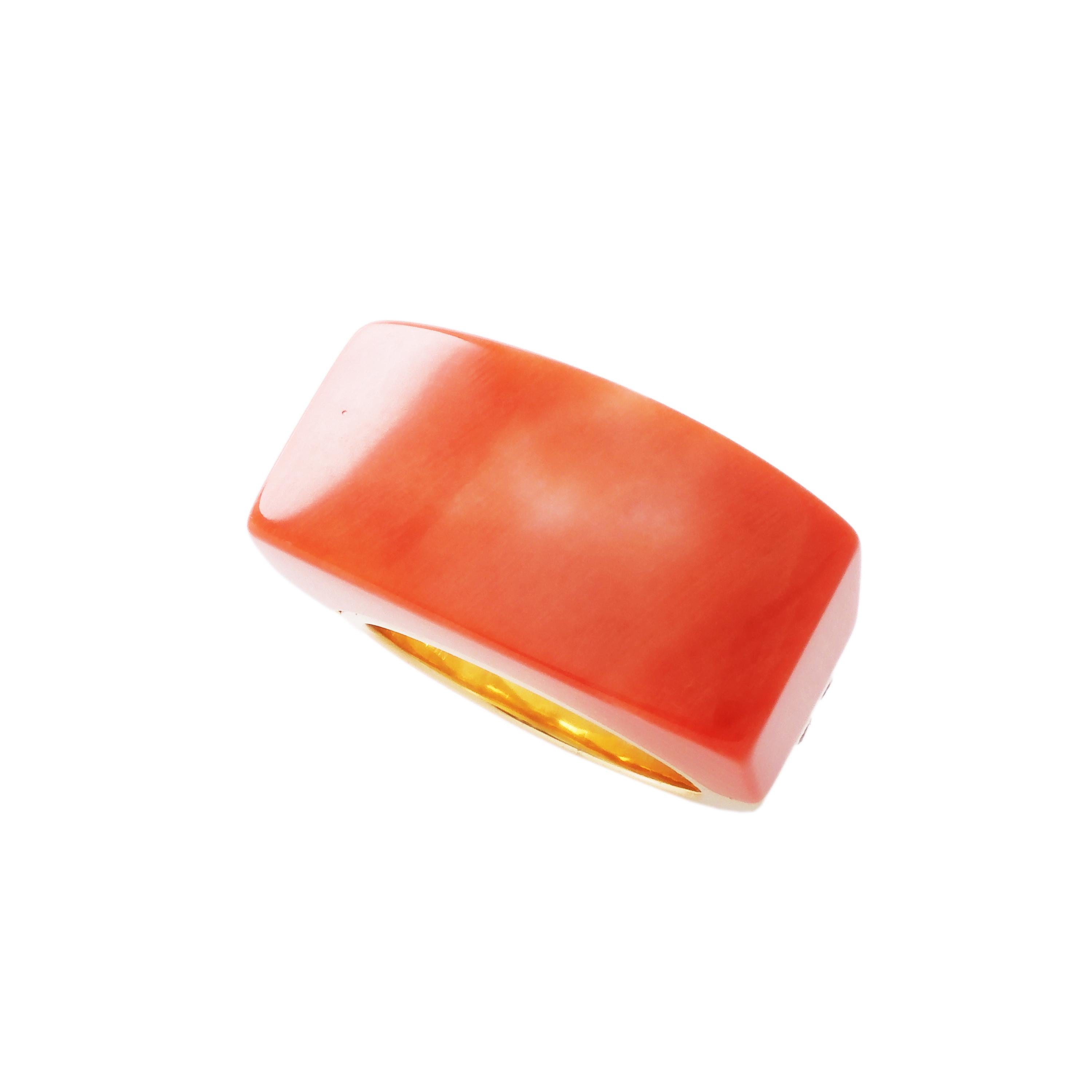 This 18 karat yellow gold ring with diamonds (approx. 0.11 carats) is set with a high quality Japanese Momoiro Sango Coral. To make this ring, one needs a large coral log (raw material) with a diameter of 30mm, but today such a large coral log