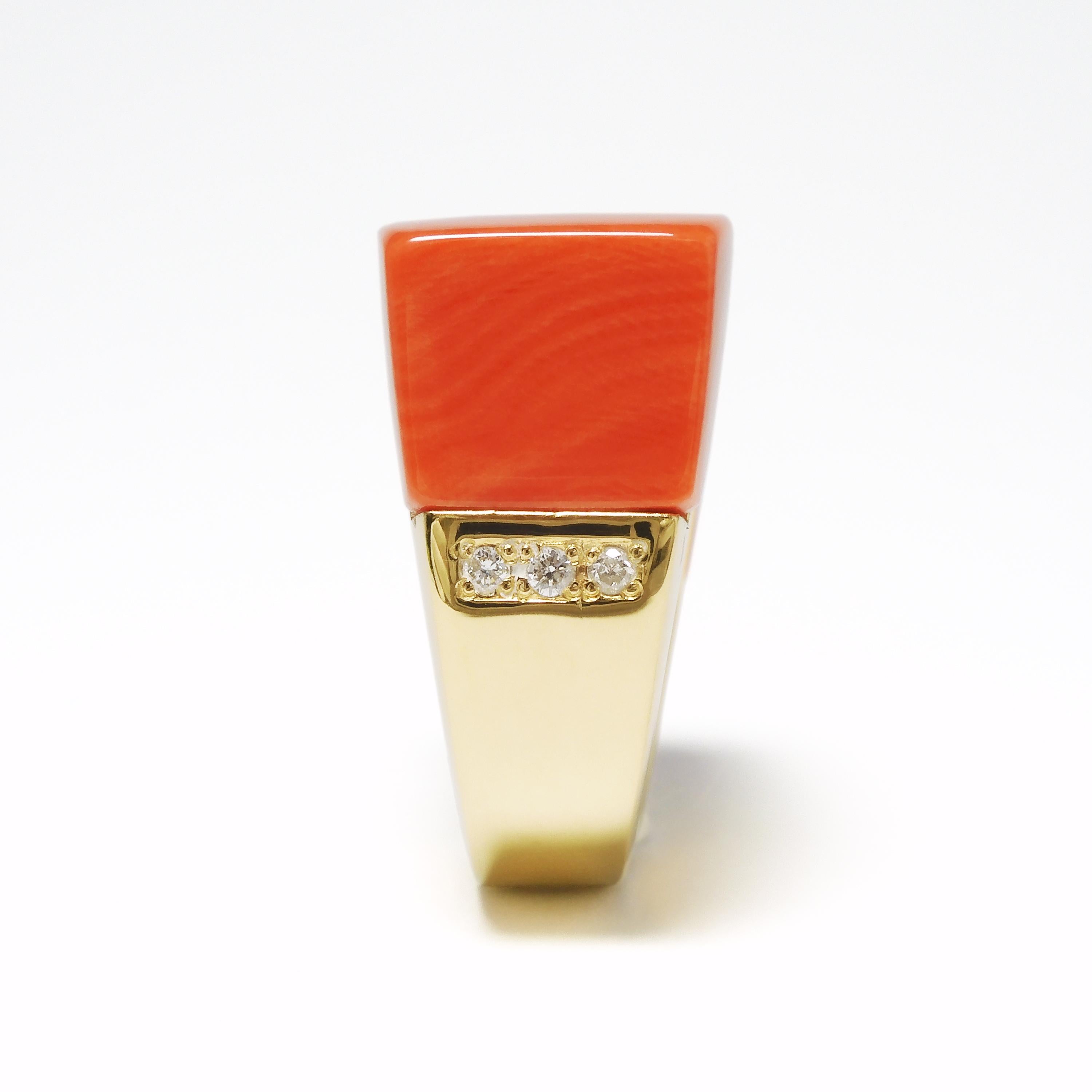 18 Karat Yellow Gold Japanese Momoiro Sango Coral Ring with Diamonds In Excellent Condition For Sale In Tokyo, JP