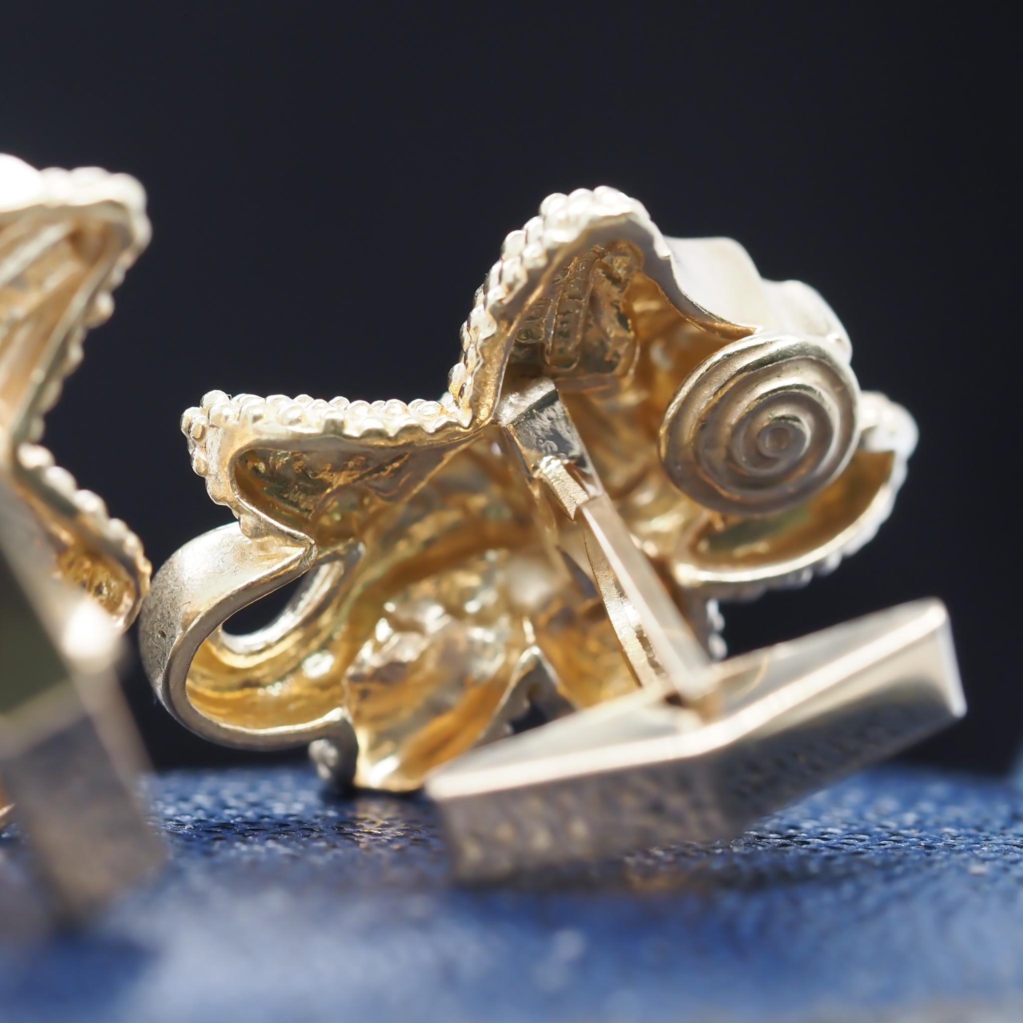 18 Karat Gelbgold KIESELSTEIN CORD Manschettenknöpfe mit Seepferdchen-Diamant und Saphir (Zeitgenössisch) im Angebot