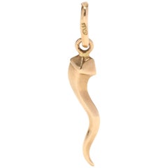 18 Karat Yellow Gold Knife Edge Italian Horn Charm