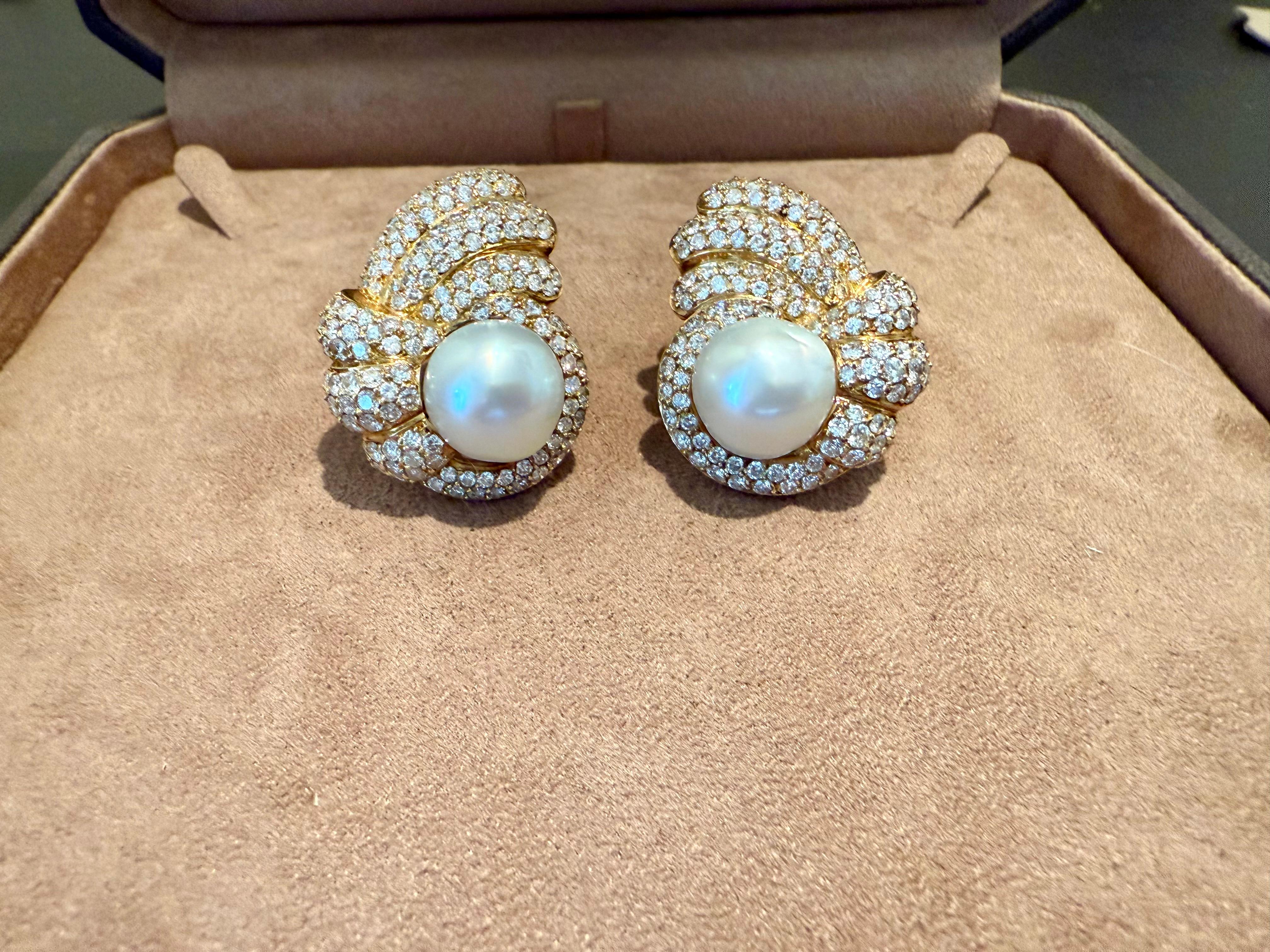 Boucles d'oreilles à clip en or jaune 18 carats avec perles des mers du Sud et diamants en vente 3