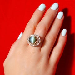 18 Karat Yellow Gold Ladies Ring with Natural Cat's Eye Chrysoberyl and Diamonds