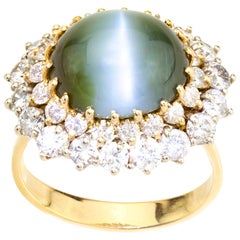 18 Karat Yellow Gold Ladies Ring with Natural Cat's Eye Chrysoberyl and Diamonds