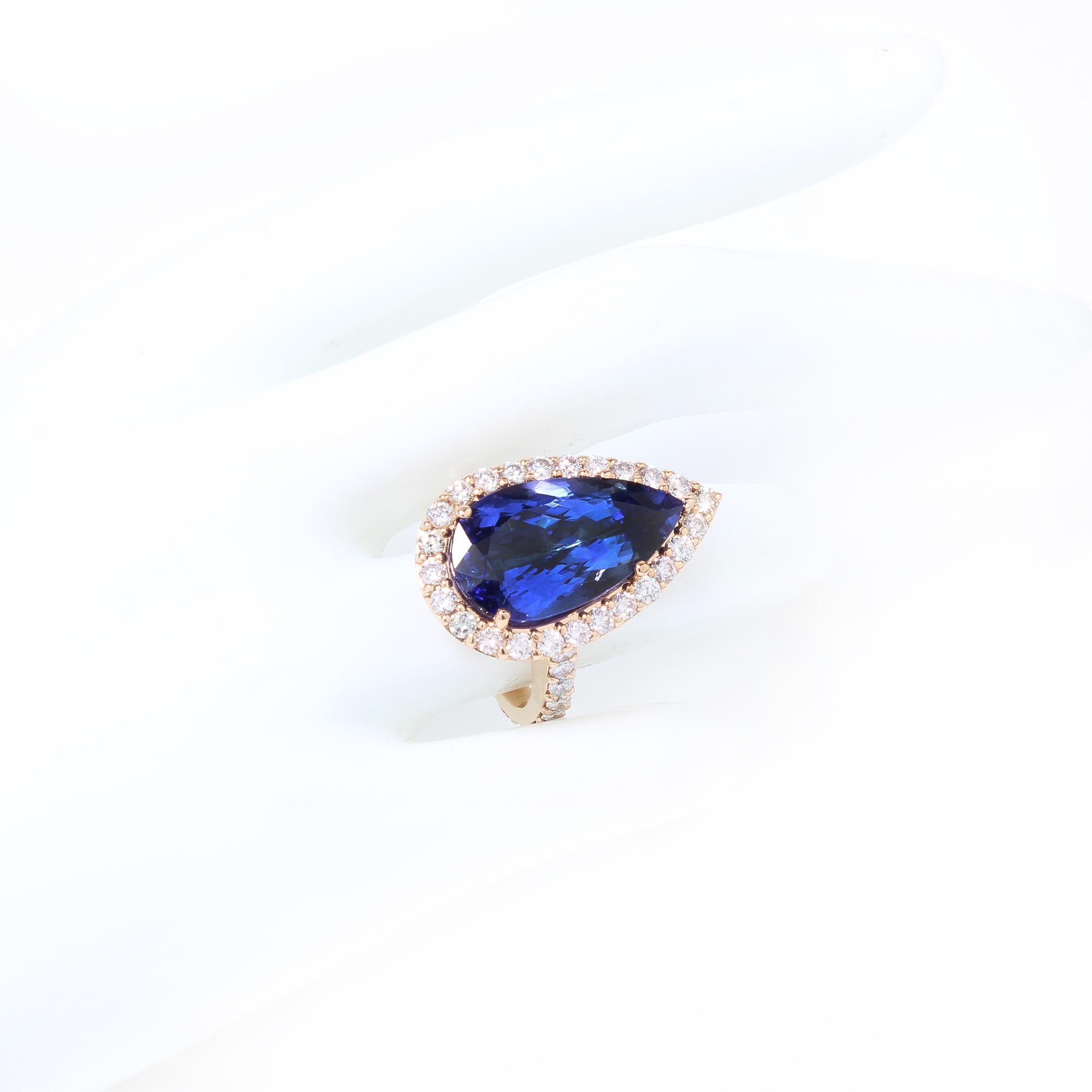 18 Karat Yellow Gold Ladies Ring with Natural Tanzanite of 14.38 Carat In Good Condition For Sale In Braintree, GB