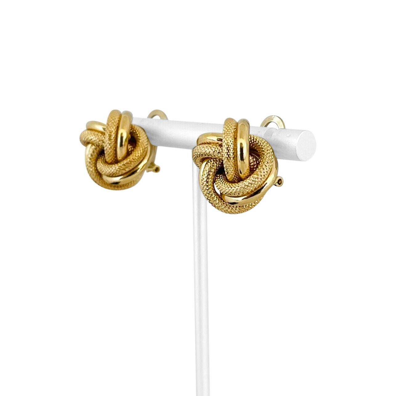 18k Gelbgold 8,3g Damen UnoAErre Textured Fancy Knot Ohrringe Italien

Bedingung:  Ausgezeichneter Condit, professionell gereinigt und poliert
Metall:  18k Gold (markiert und professionell getestet)
Gewicht:  8.3g
Länge:  .7 Zoll
Breite:  .7