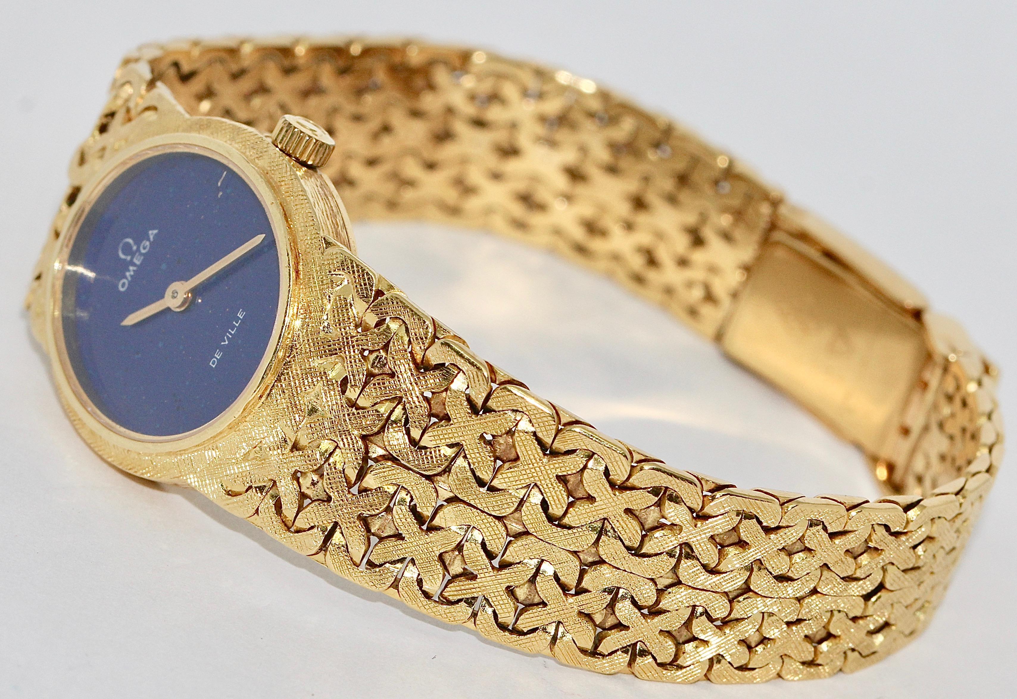 18 Karat Yellow gold ladies' watch, Omega De Ville, with lapis lazuli dial.

Mechanical manual wind movement.

Glass has small scratches on the glass.

Fully functional.

Including certificate of authenticity.