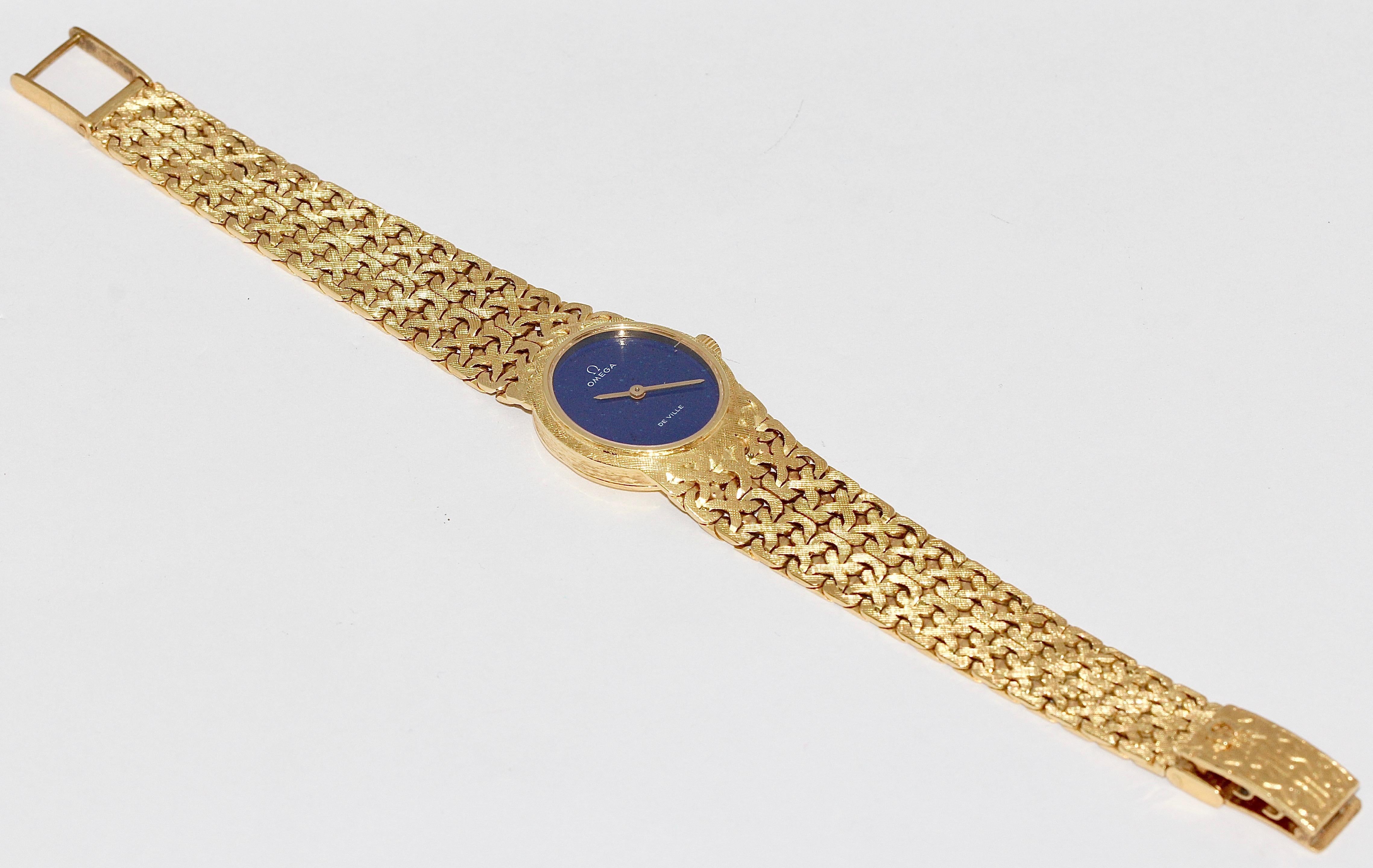 Montre-bracelet pour femme Omega De Ville en or jaune 18 carats avec cadran en lapis-lazuli en vente 1