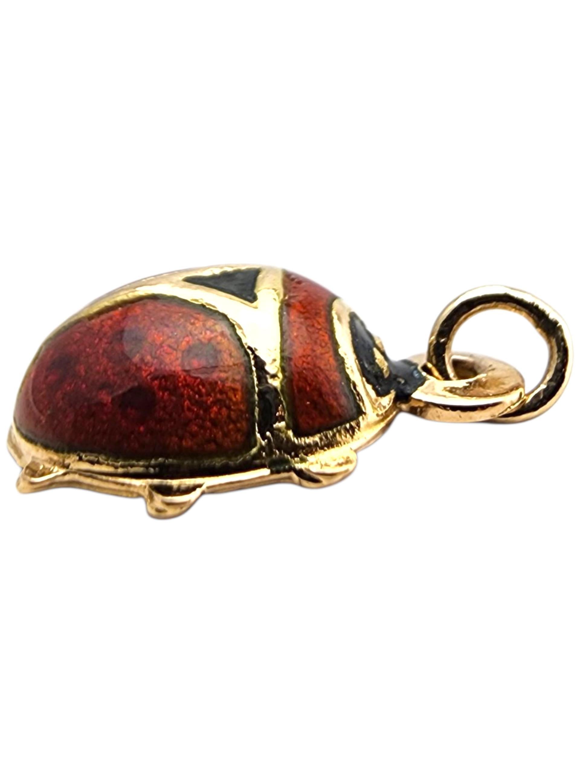 Charm a forma di coccinella in oro giallo 18 carati.

Questo charm a forma di coccinella in oro giallo 18 carati è caratterizzato da un bellissimo disegno dettagliato che simboleggia fortuna, amore e felicità. La sua finitura lucida aggiunge una