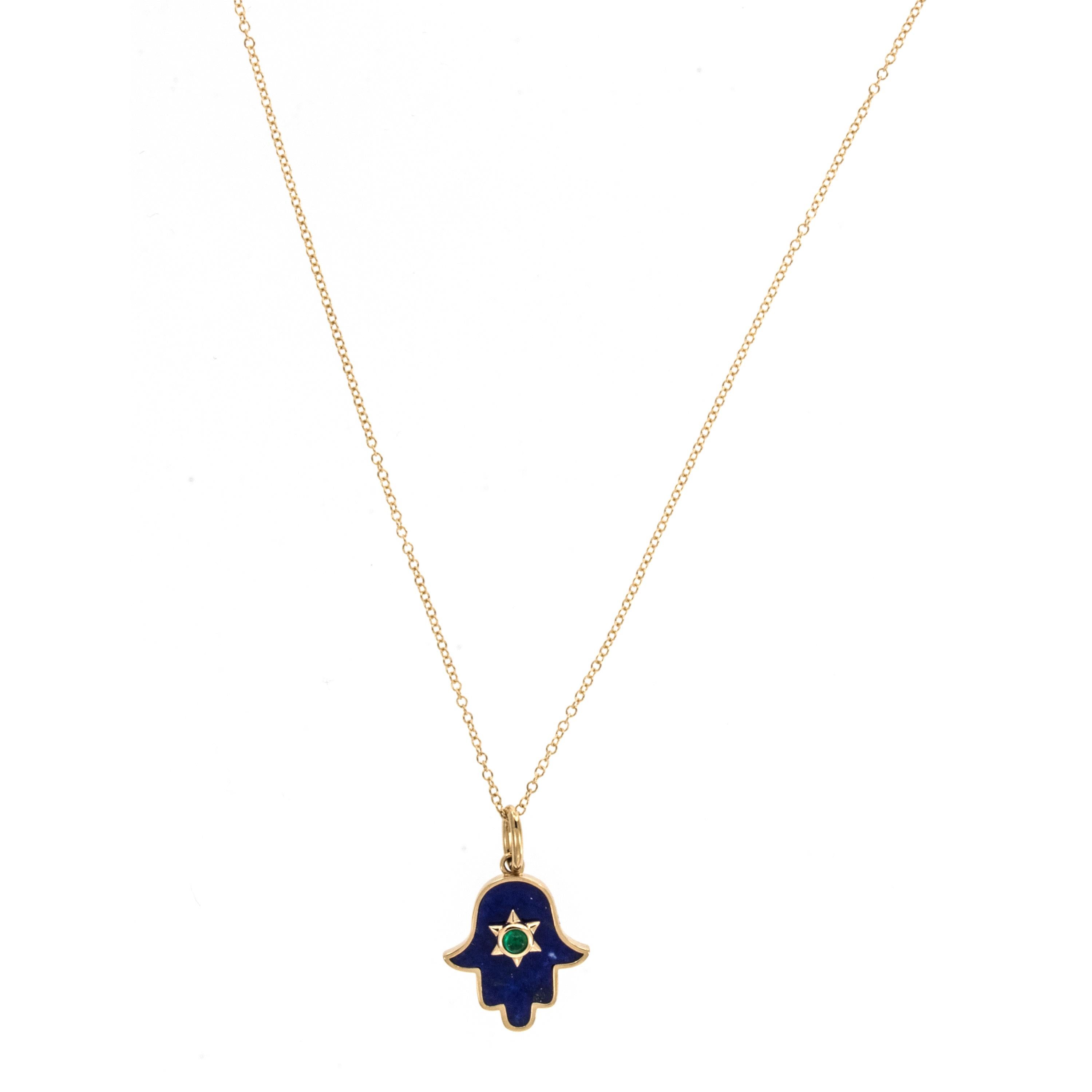 Fabriqué en or jaune 18 carats avec des lapis-lazuli et des émeraudes, ce collier Hamsa vous protègera du mal. Depuis les Phéniciens, la Hamsa, ou main de Dieu, est un symbole pour les juifs et les musulmans. Hamsa, qui signifie cinq, représente