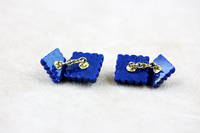 These striking cufflinks are entirely made of lapis lazuli, whose striking deep blue shade highlights the classic “fesonato” texture of front face and toggle. Both elements feature a squared shape that is adorned at the center with a cabochon ruby.