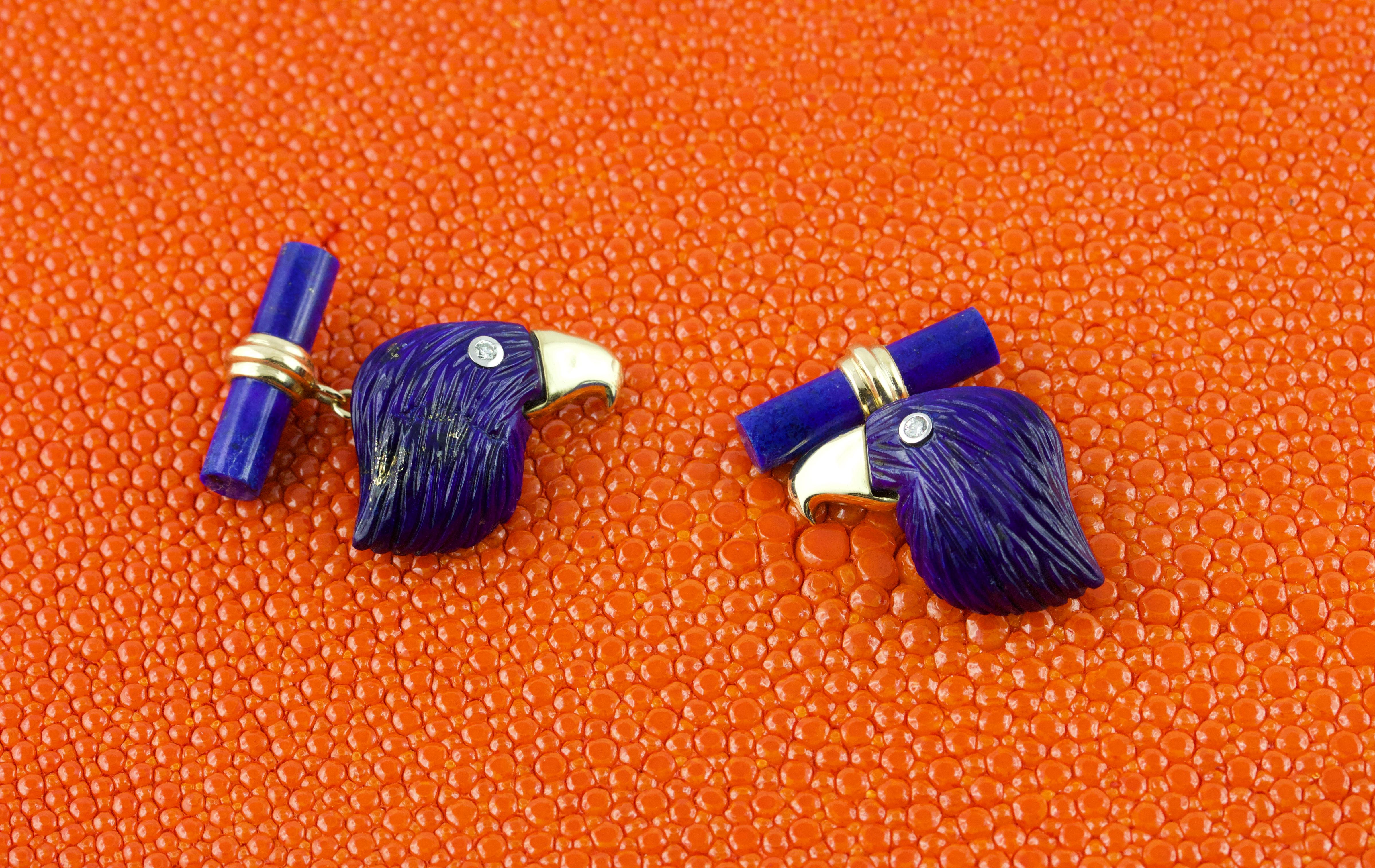 Cette élégante paire de boutons de manchette se caractérise par l'association de l'or jaune 18 carats, utilisé pour la tige, et du lapis-lazuli, dont la nuance de bleu profond apparaît dans les chevilles et le profil imposant d'un aigle qui orne la