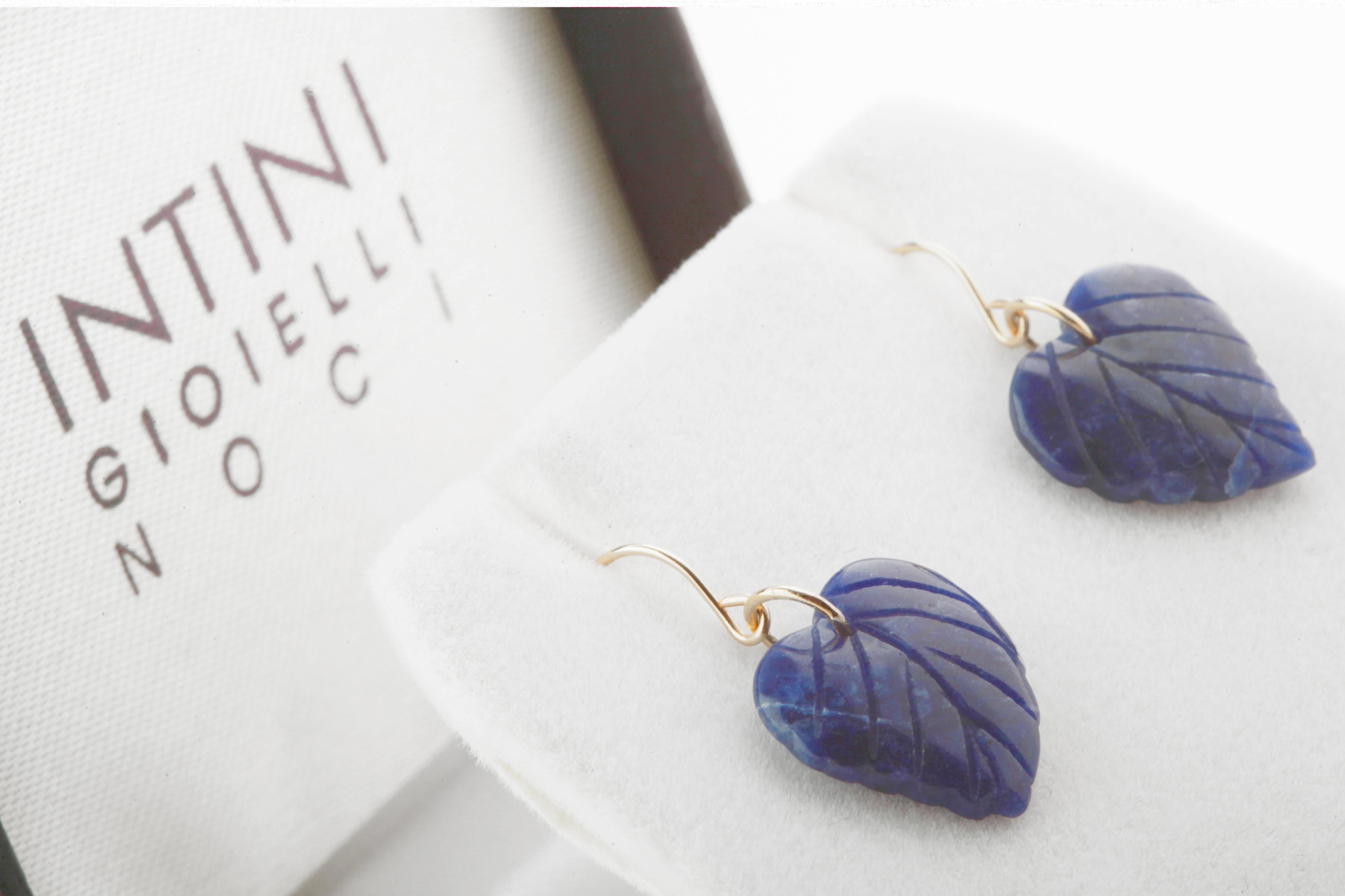 Questo splendido capolavoro di alta qualità artigianale è nato nel laboratorio di Intini Jewels. I nostri designer aggiungono tutto lo stile moderno e glamour italiano in un pezzo squisito. Splendide foglie di lapislazzuli lavorate, appese all'oro