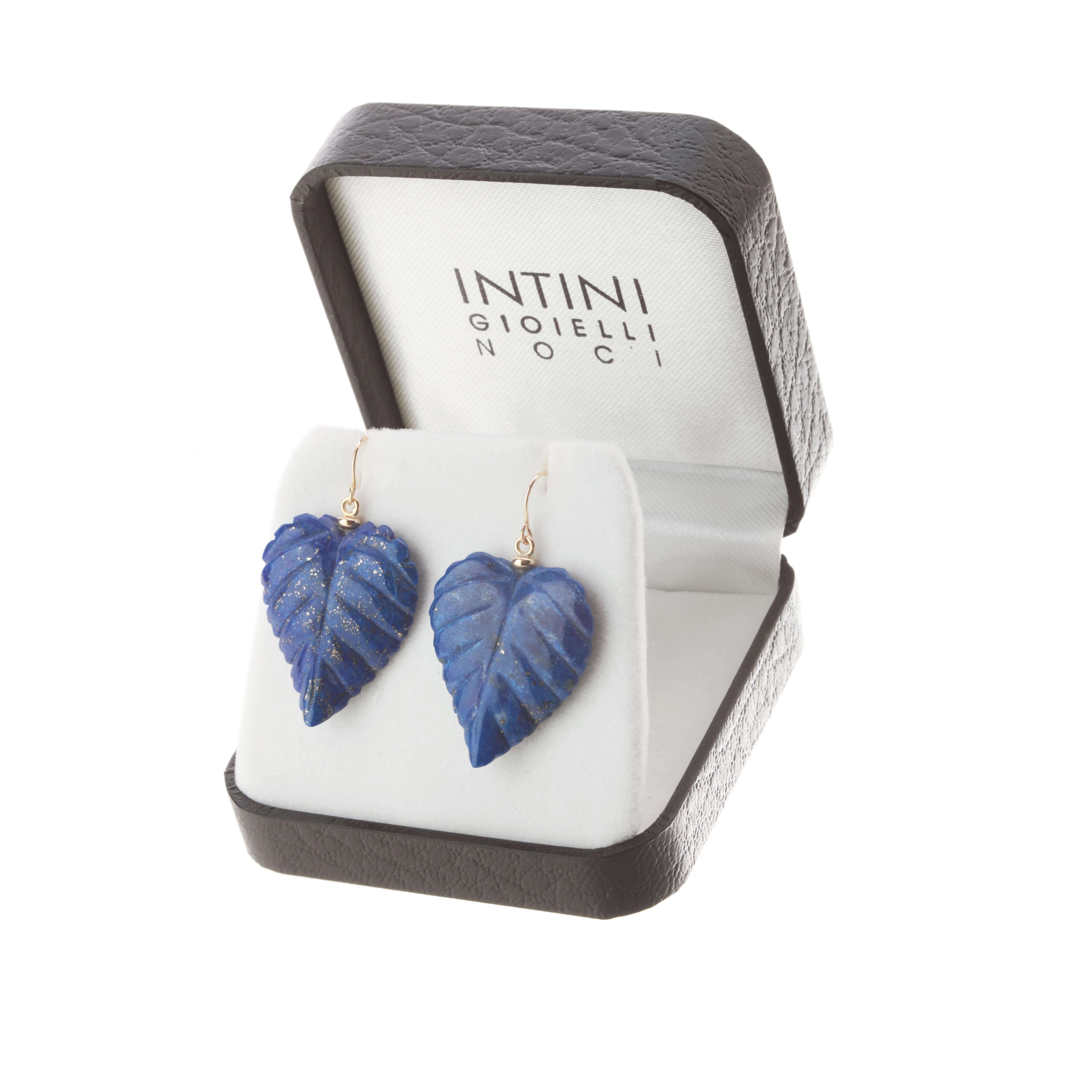 Orecchini in oro giallo 18 carati con foglie di lapislazzuli a goccia, moderni e chic. In condizioni Nuovo in vendita a Milano, IT