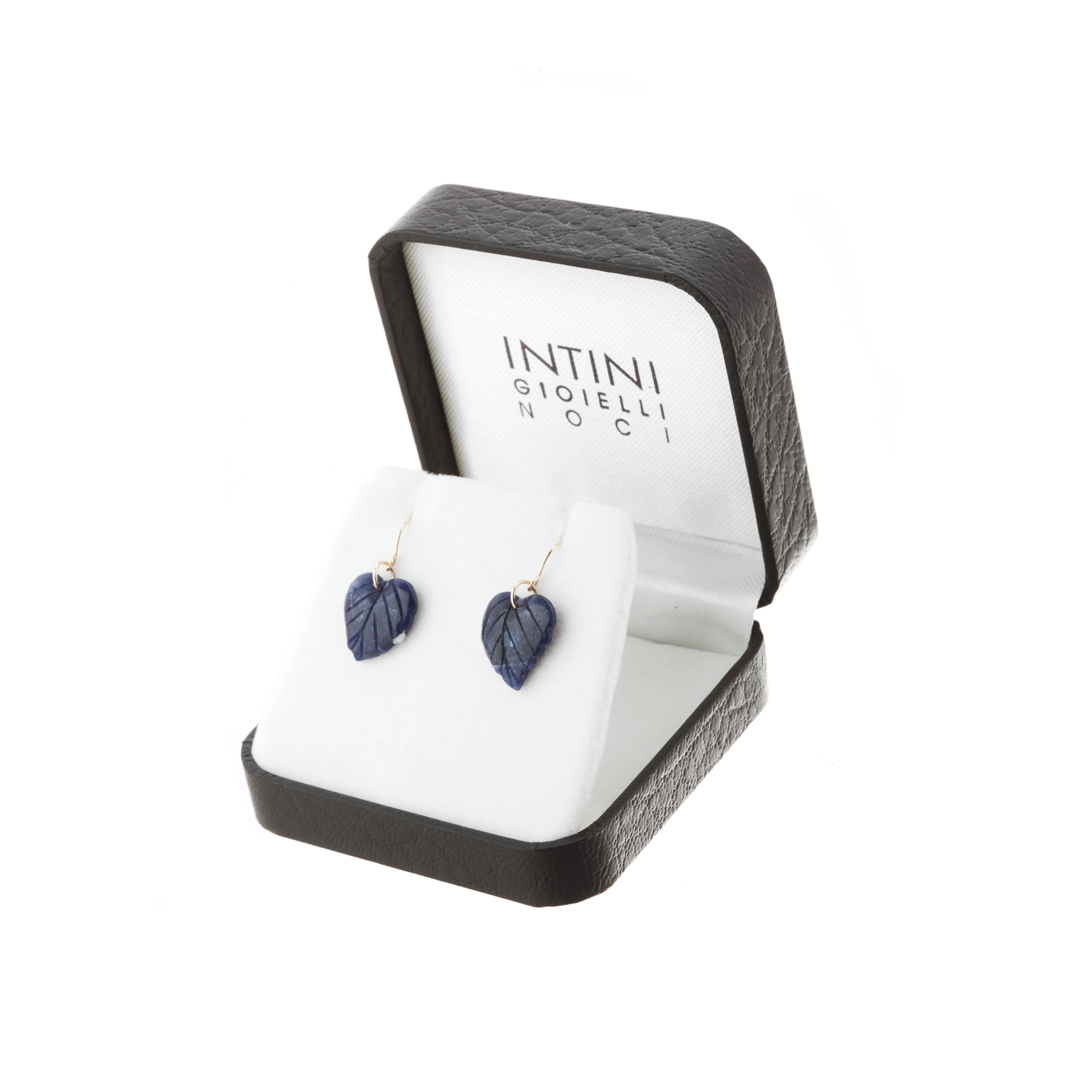 Orecchini in oro giallo 18 carati con foglie di lapislazzuli a goccia, moderni e chic. in vendita 1