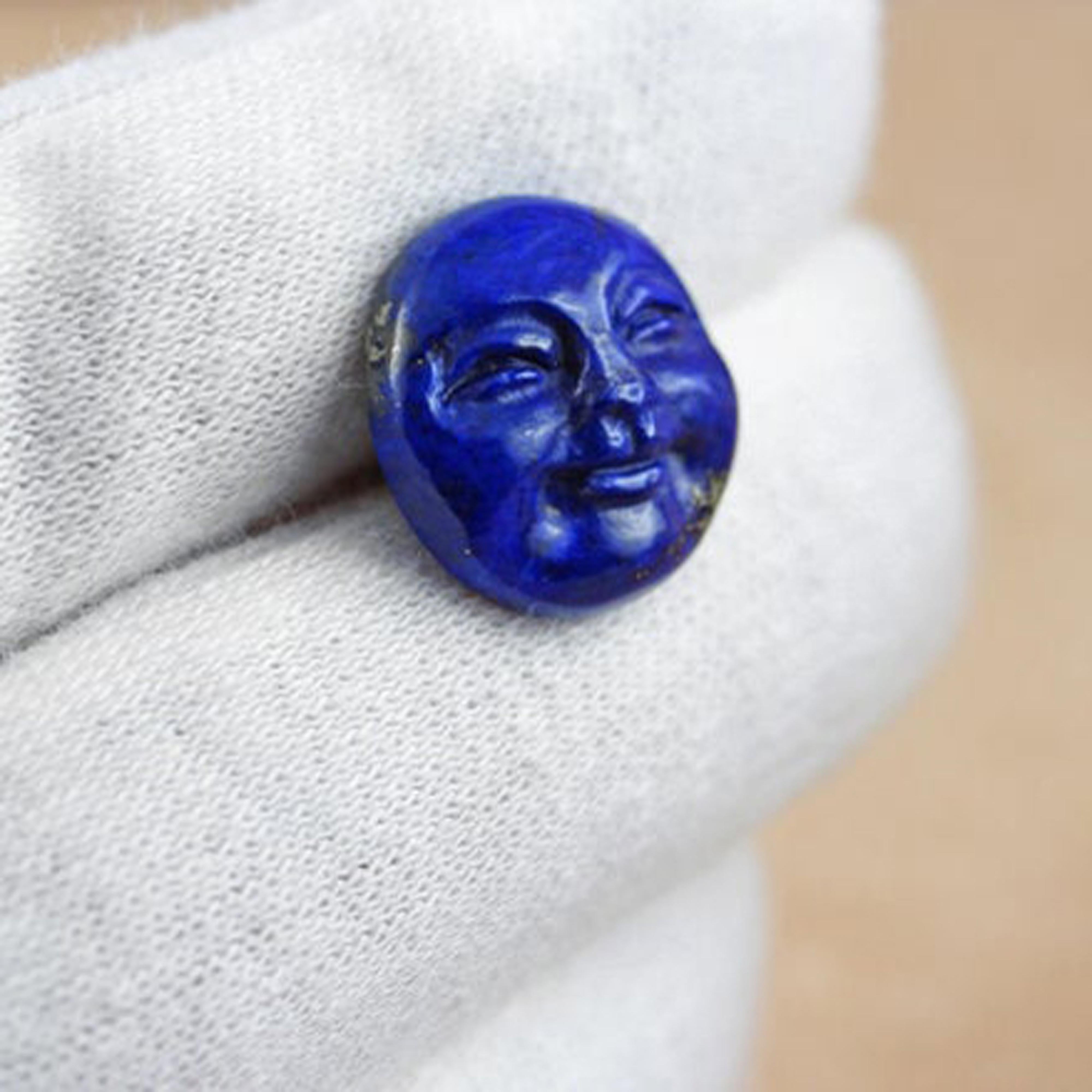 Ein einzigartiges und besonderes Paar Manschettenknöpfe, vollständig aus Lapislazuli gefertigt und von Meisterhand geschnitzt, um ein lächelndes Mondgesicht darzustellen. 
Dieses Paar Manschettenknöpfe ist in 18 Karat Gelbgold gefasst und mit einer
