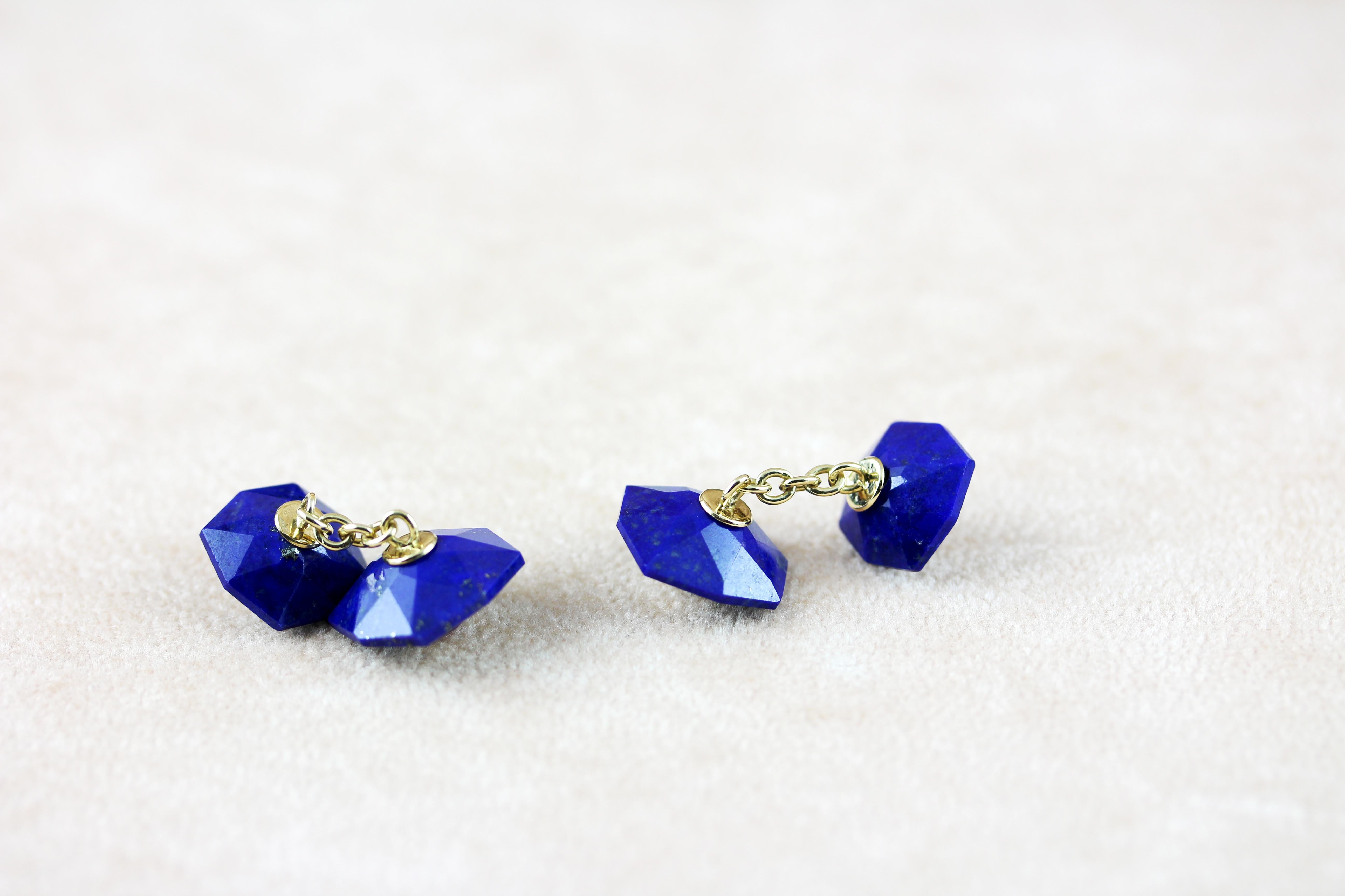 The deep blue shade of the lapis lazuli gives at this pair of cufflinks a strong shade that adds a delicate accent to the octagonal, multifaceted silhouette of both front face and toggle. 
Each element is adorned in the center with a mother of pearl