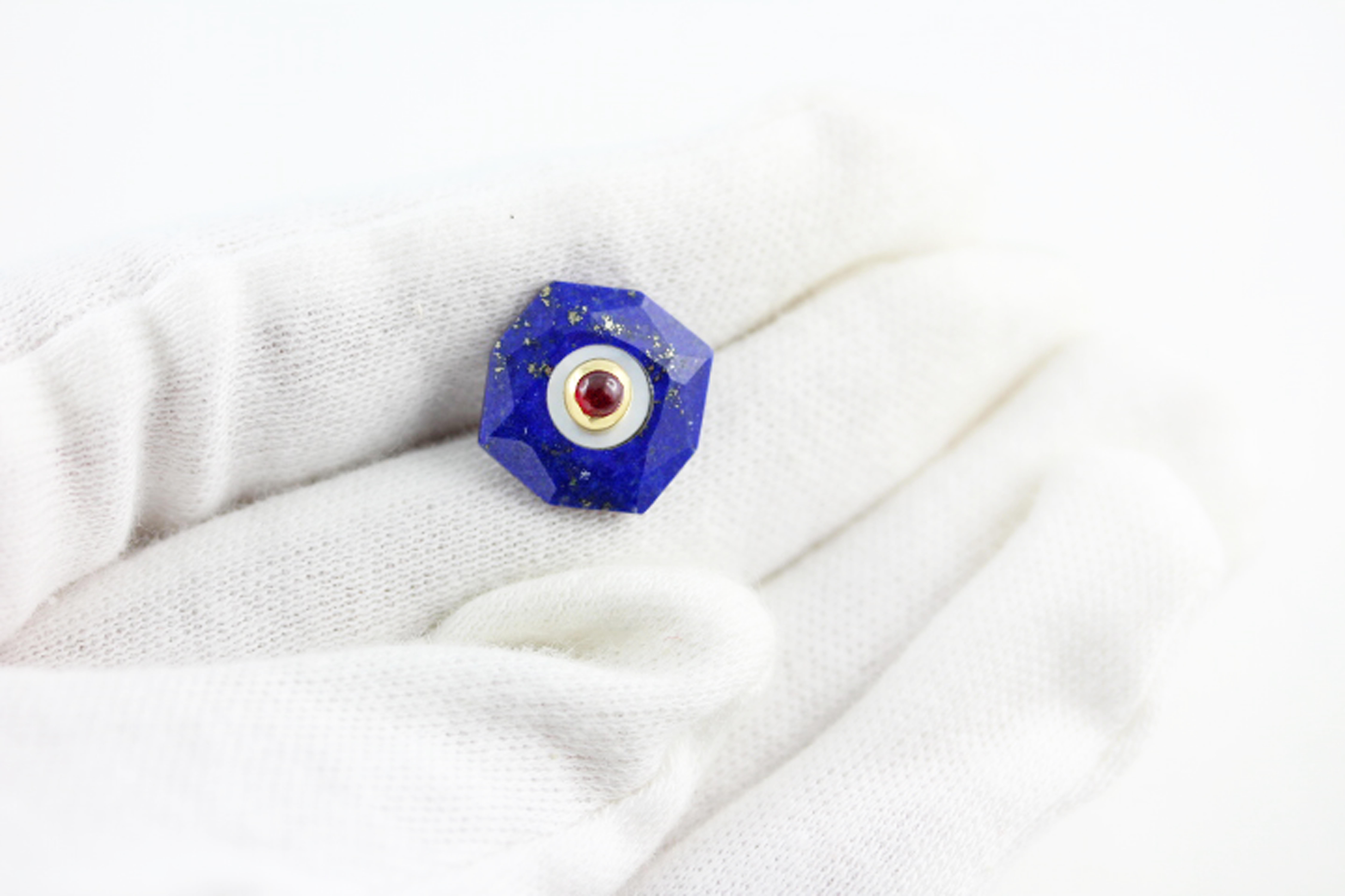 Le bleu profond du lapis-lazuli donne à cette belle paire de boutons de manchette, sophistiquée et classique à la fois, une nuance forte, tandis que la nacre ajoute un accent délicat à la silhouette octogonale à multiples facettes de la face avant.
