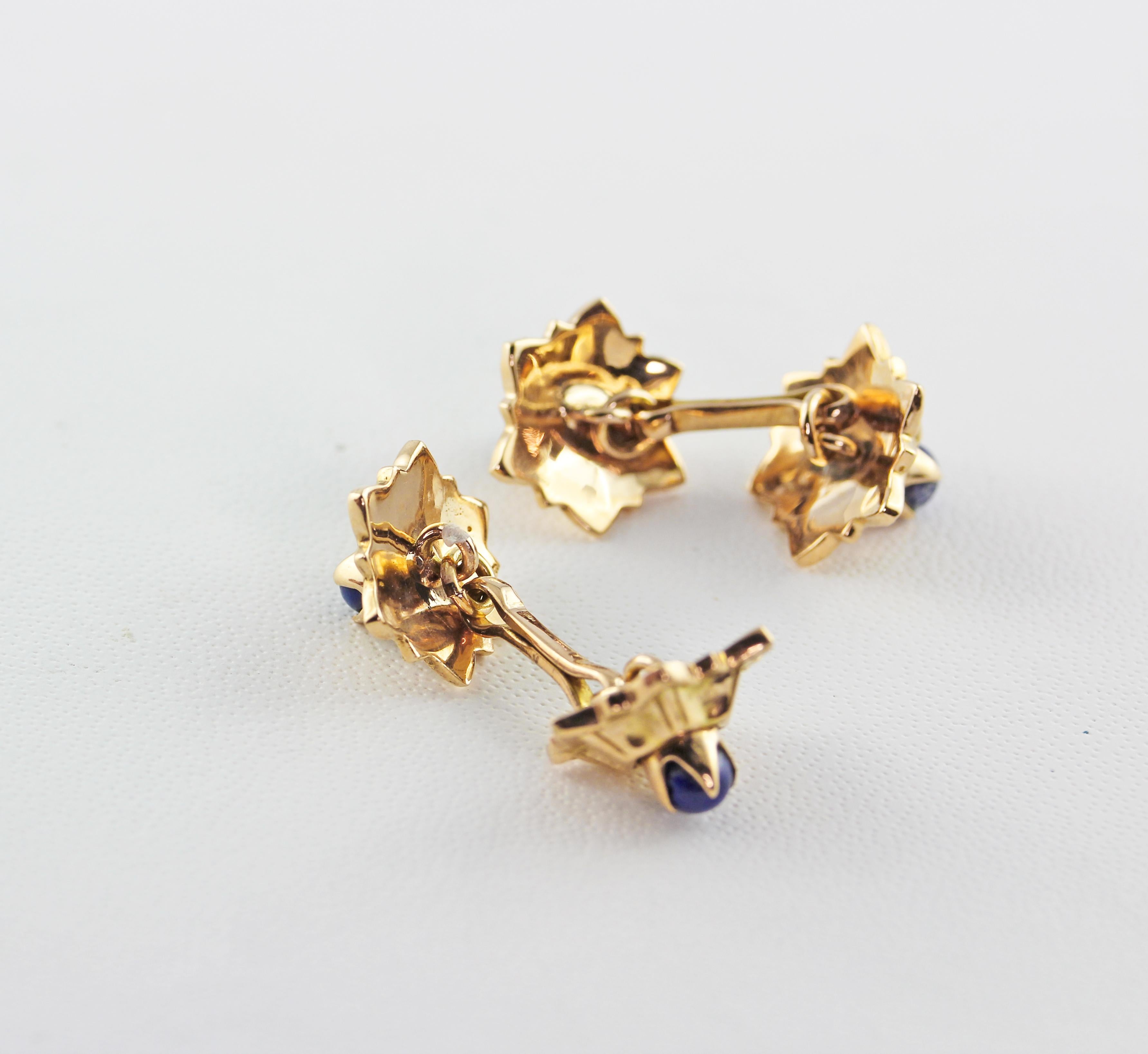 These cufflinks have been made to recreate a star with six points and realized in 18 karat yellow gold, each element is adorned in the center by a sphere in lapis lazuli.
Circa 1950.

The item will arrive beautifully gift wrapped in a AVGVSTA box,