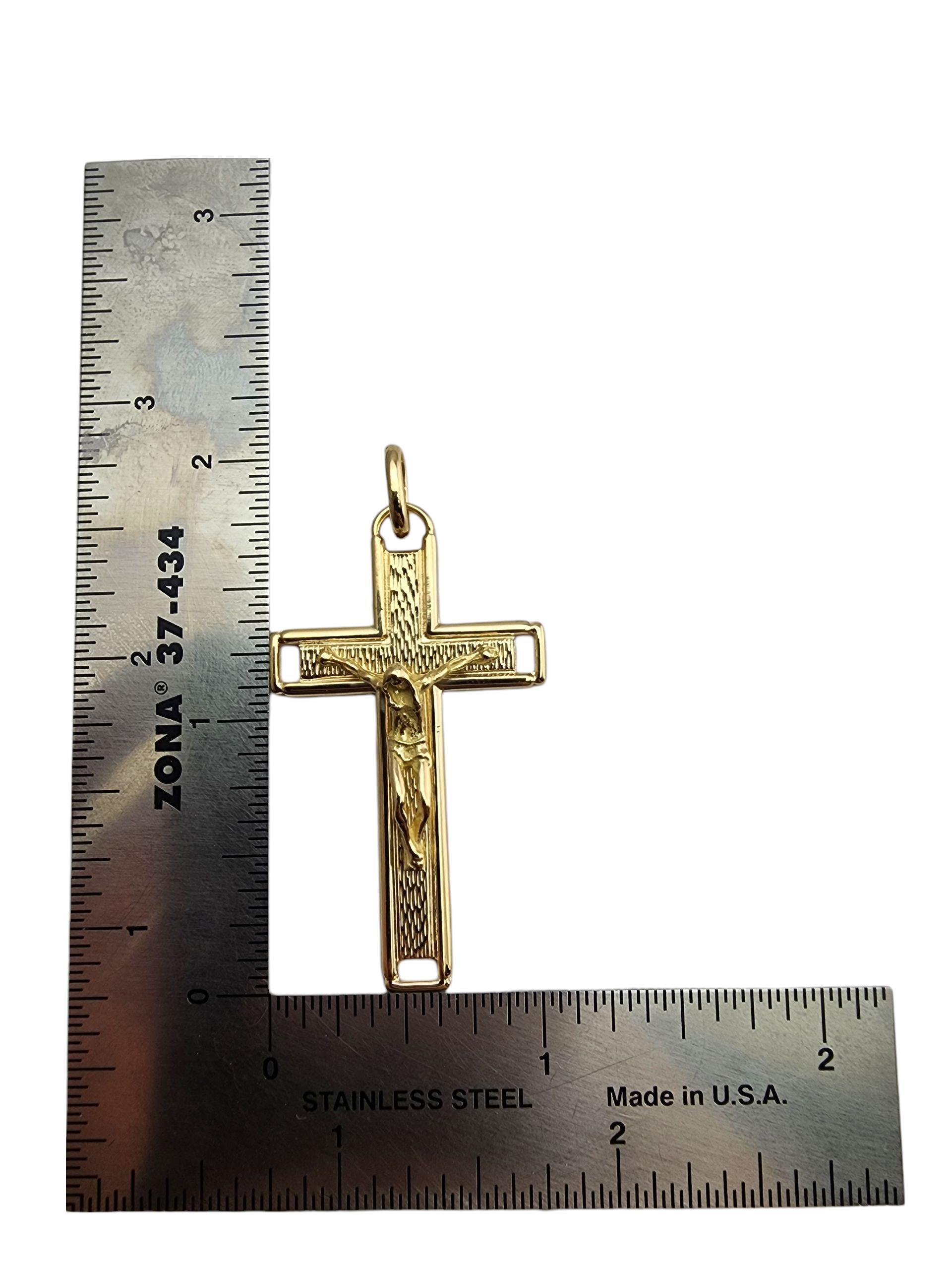 Contemporain Pendentif grand crucifix en or jaune 18 carats #23906 en vente