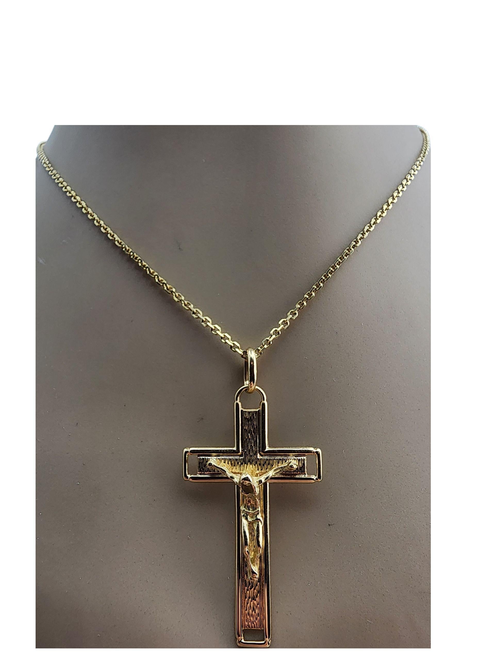 Pendentif grand crucifix en or jaune 18 carats #23906 Bon état - En vente à Washington Depot, CT