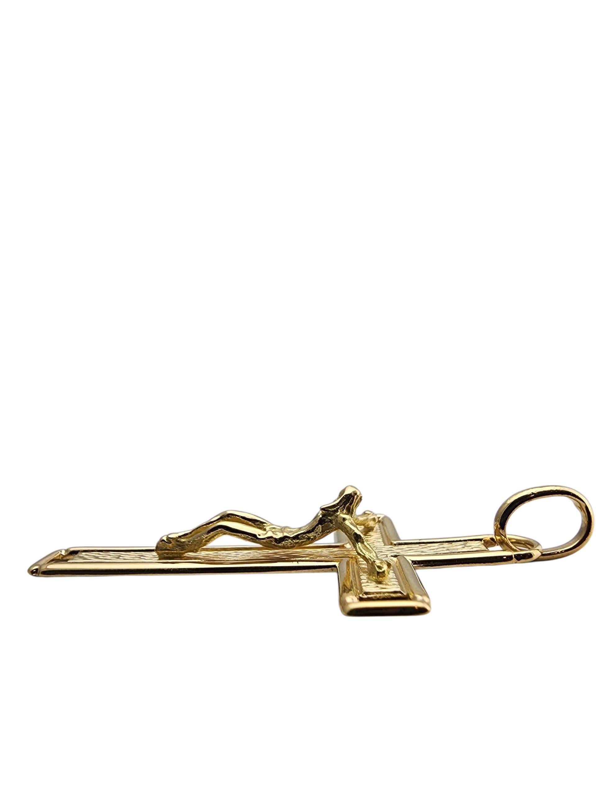 Pendentif grand crucifix en or jaune 18 carats #23906 en vente 2