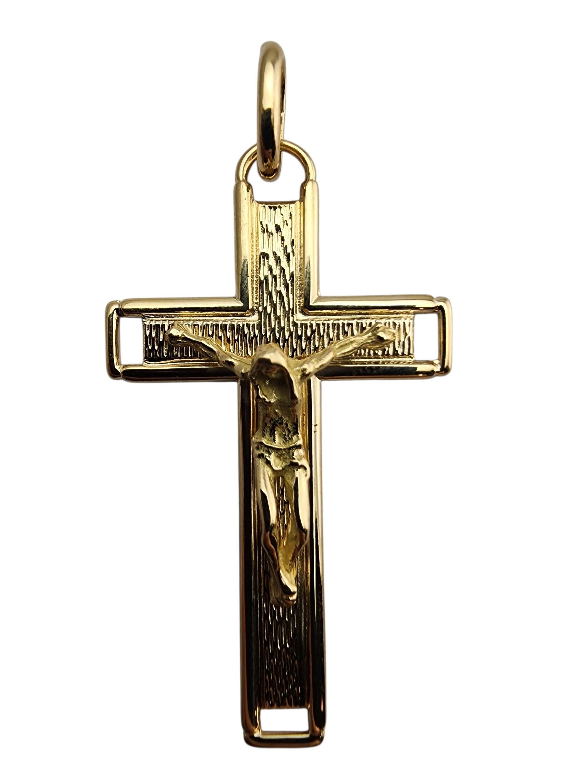 Pendentif grand crucifix en or jaune 18 carats #23906 en vente 4