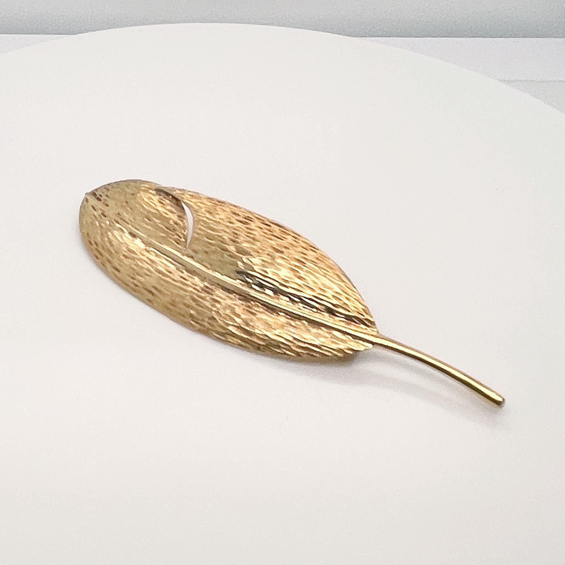 18 Karat Yellow Gold Leaf or Feather Brooch by Angela Cummings for Tiffany & Co. In Good Condition For Sale In Philadelphia, PA