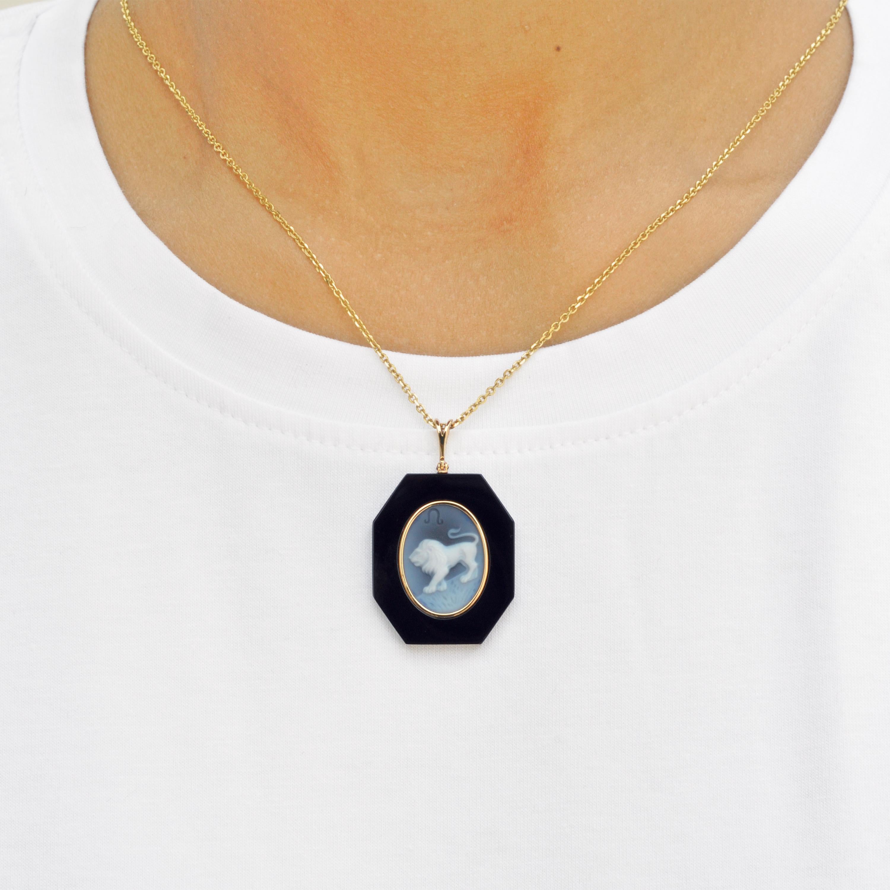 18 karat yellow gold Leo zodiac agate cameo black onyx pendant necklace. 

This exquisite pendant showcases a stunning combination of contemporary design and timeless elegance. Crafted in 18K gold, the piece features a sleek loop from which