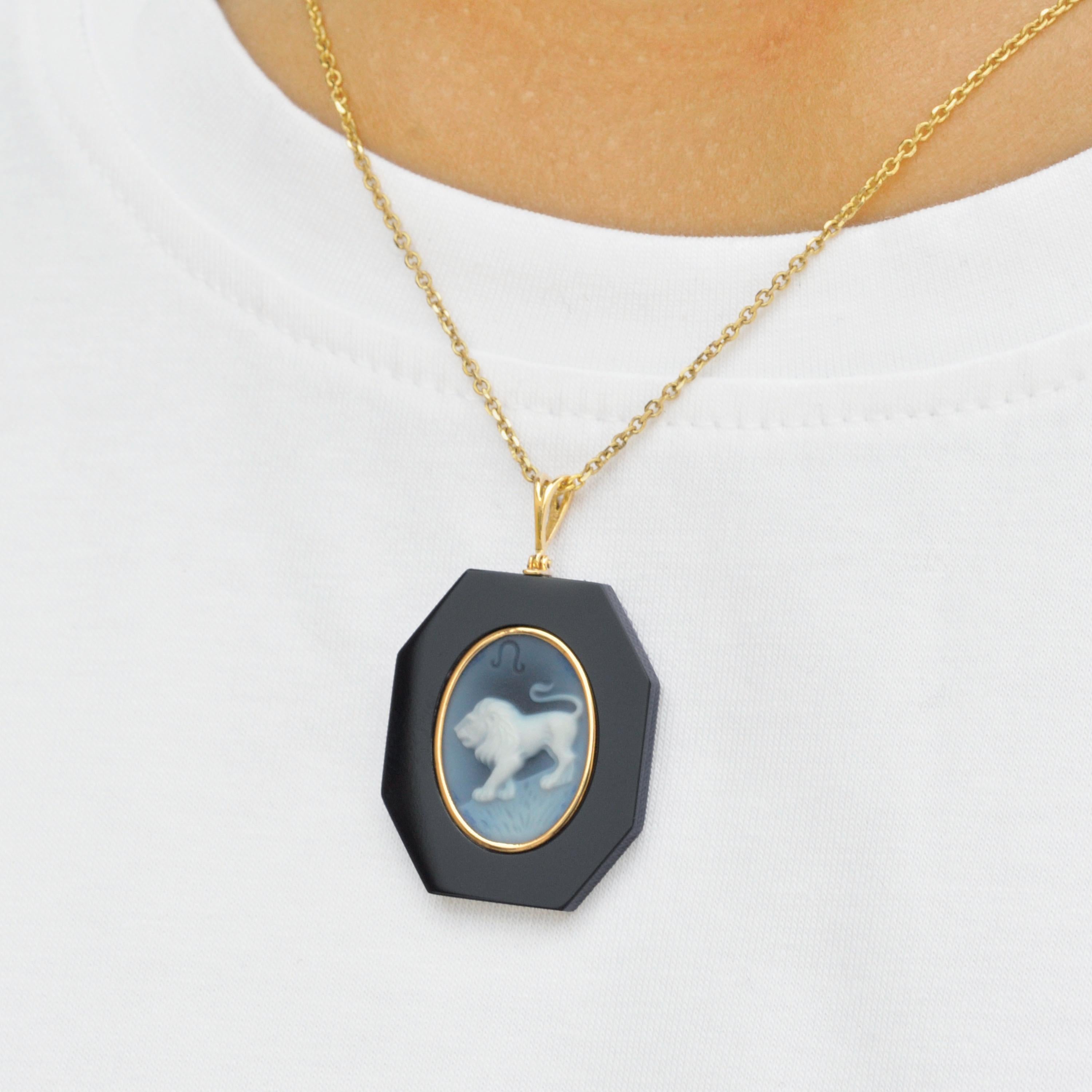 Mixed Cut 18 Karat Yellow Gold Leo Zodiac Agate Cameo Black Onyx Pendant Necklace For Sale