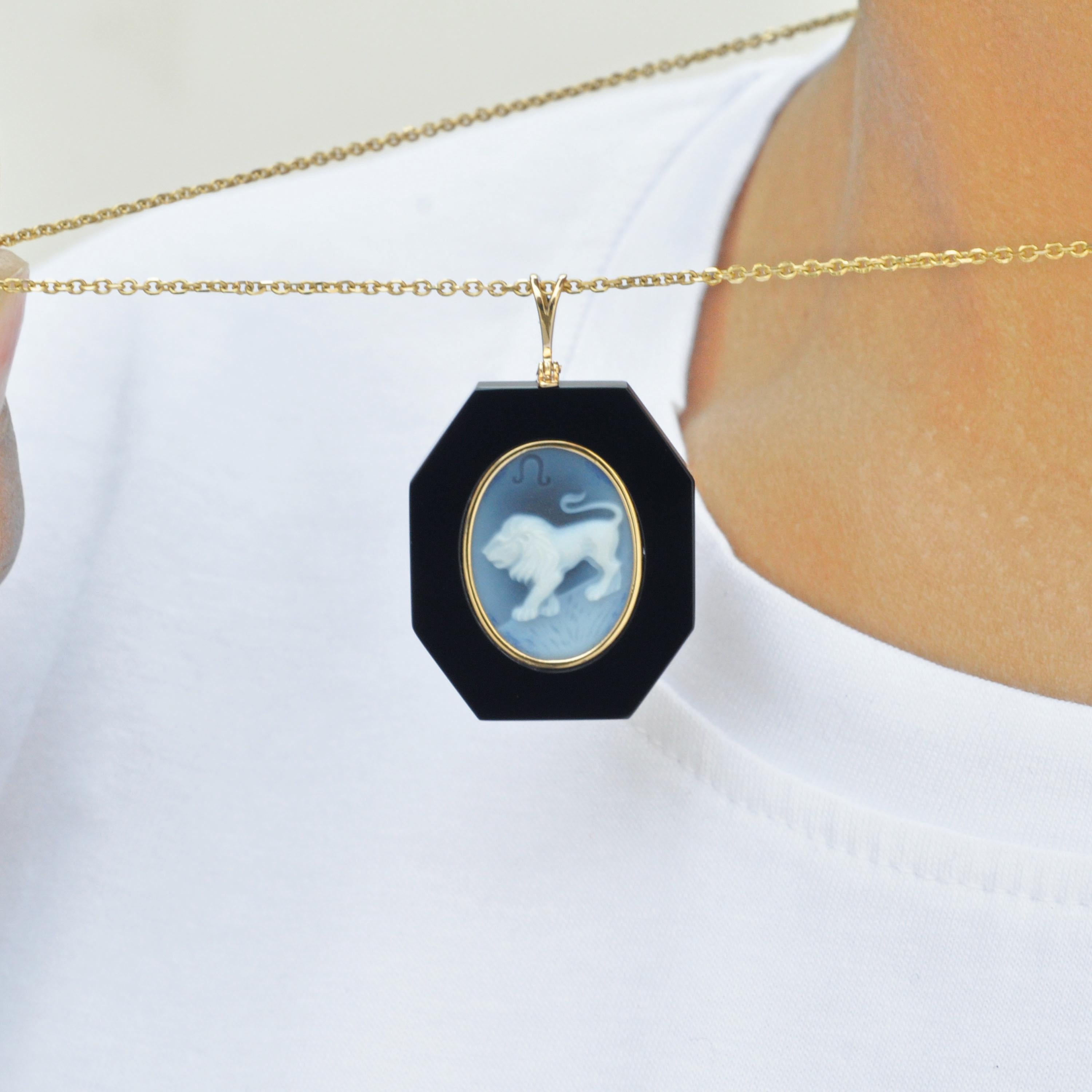 18 Karat Yellow Gold Leo Zodiac Agate Cameo Black Onyx Pendant Necklace For Sale 1